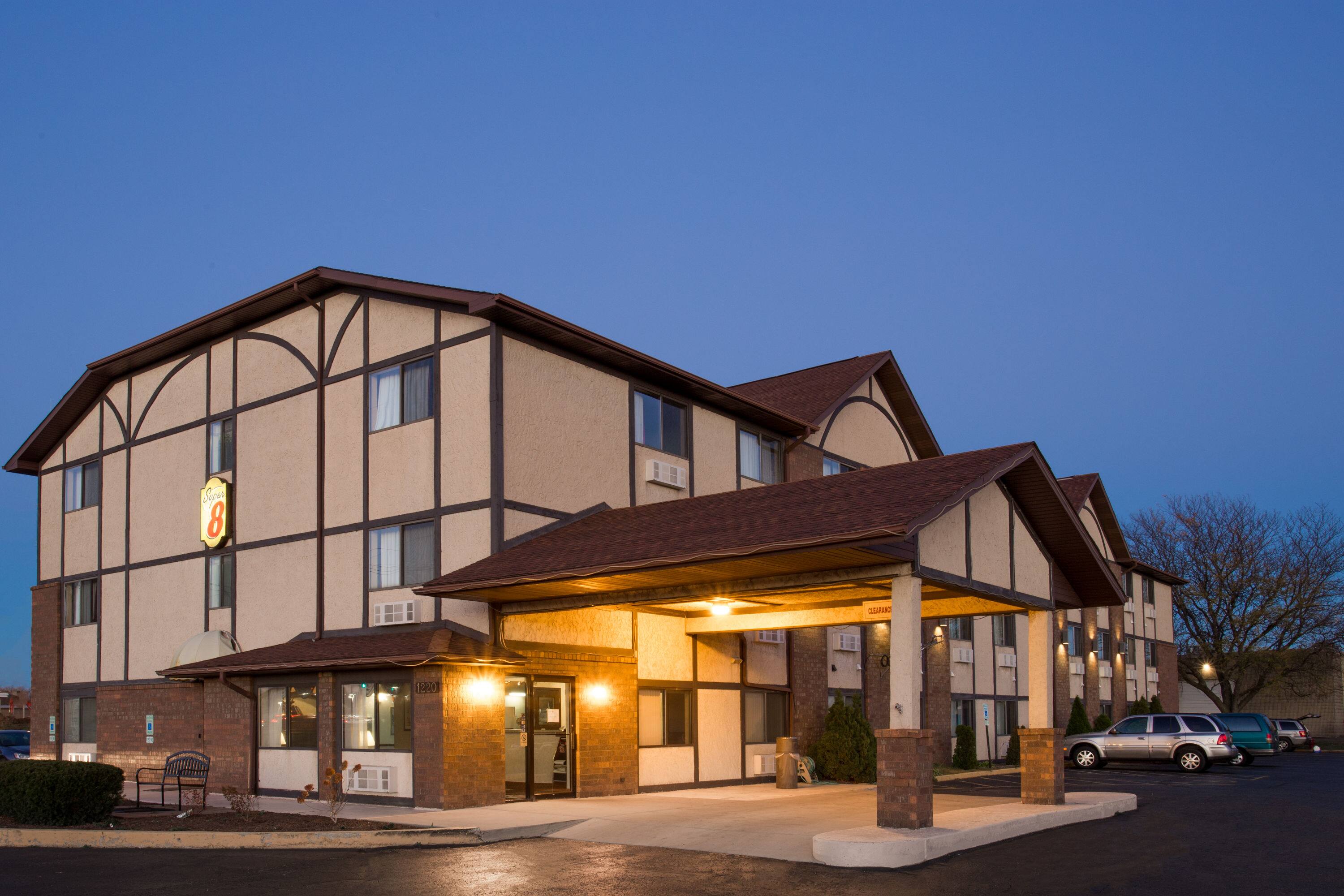 Super 8 by Wyndham Woodstock | Woodstock, IL Hotels