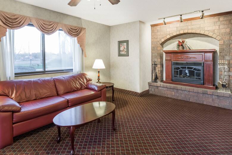 Super 8 Woodstock suite in Woodstock, Illinois