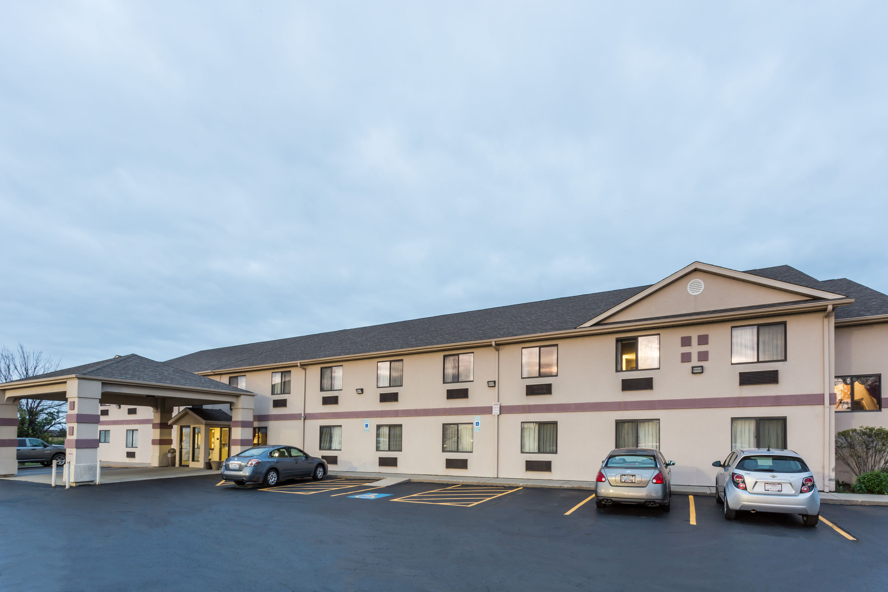 Exterior of Super 8 by Wyndham Yorkville hotel in Yorkville, Illinois