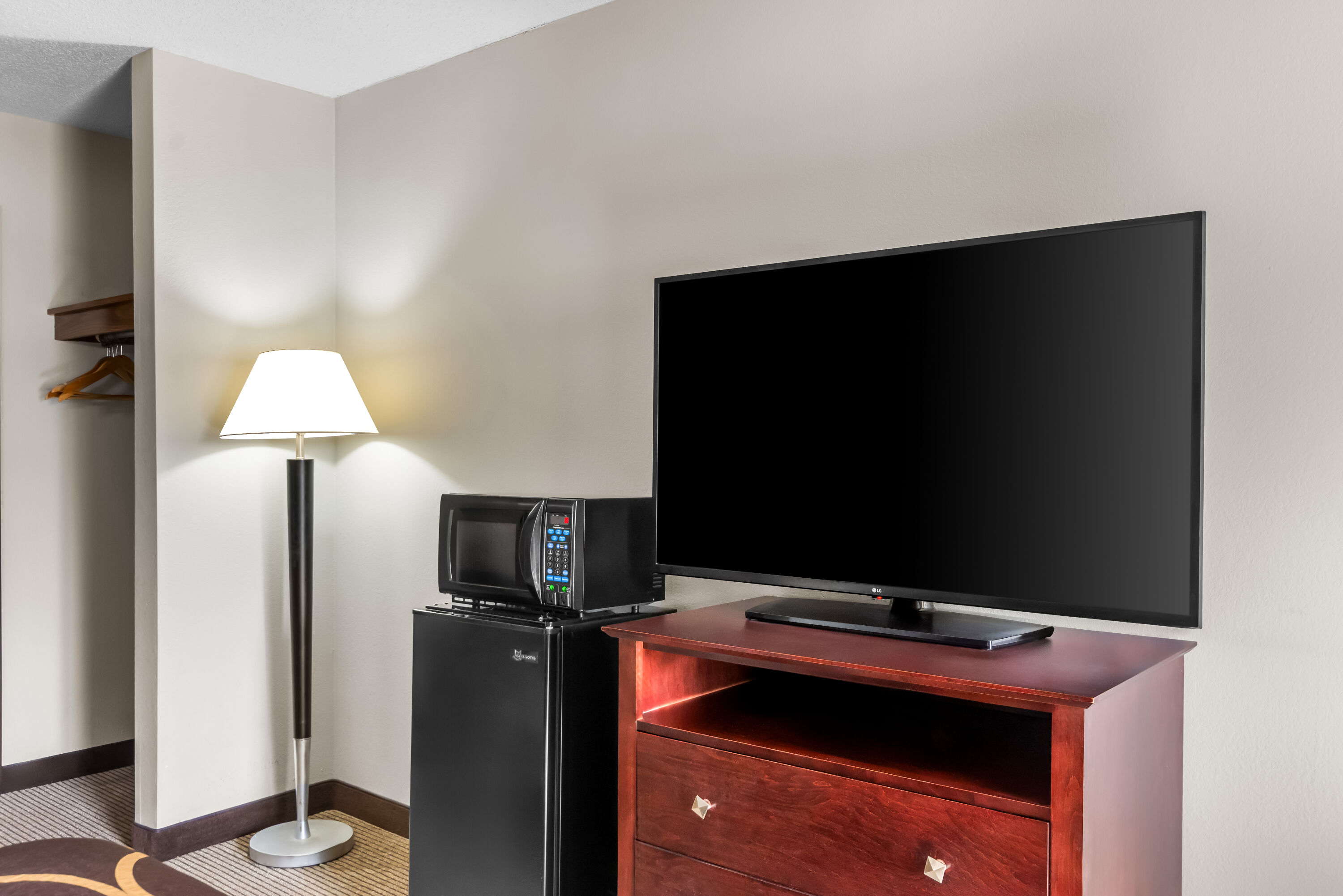 Queen bed guest room at the Super 8 by Wyndham Bloomington University Area in Bloomington, Indiana