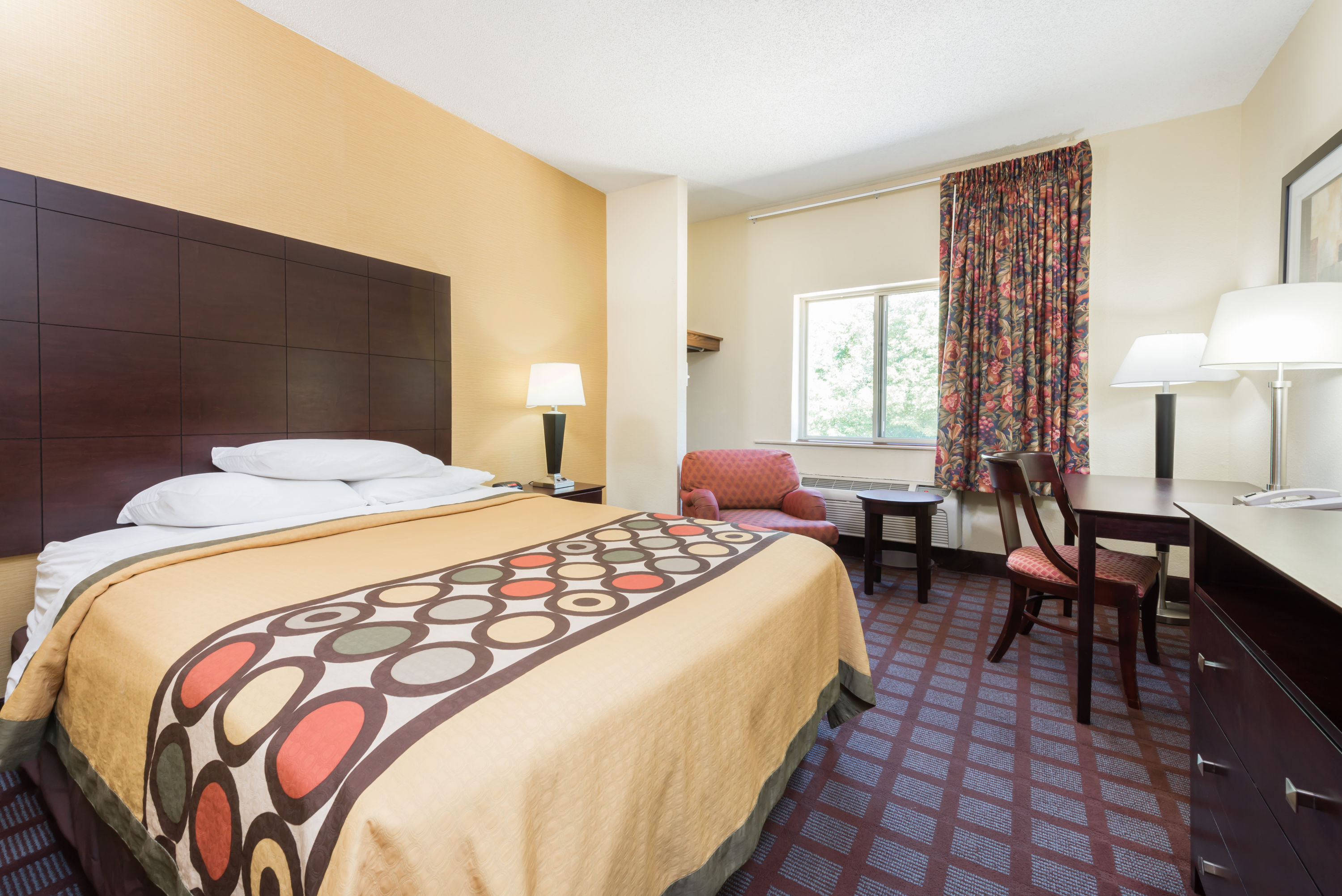 Super 8 by Wyndham Bloomington University Area suite in Bloomington, Indiana