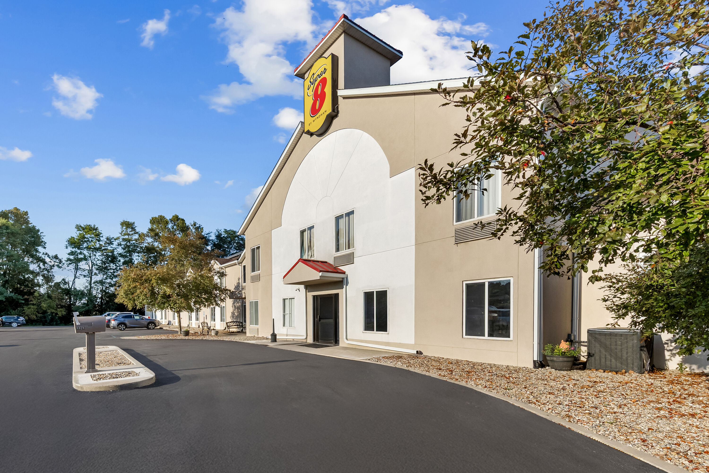 Exterior Day Image of Super 8 by Wyndham Cloverdale IN hotel in Cloverdale, Indiana