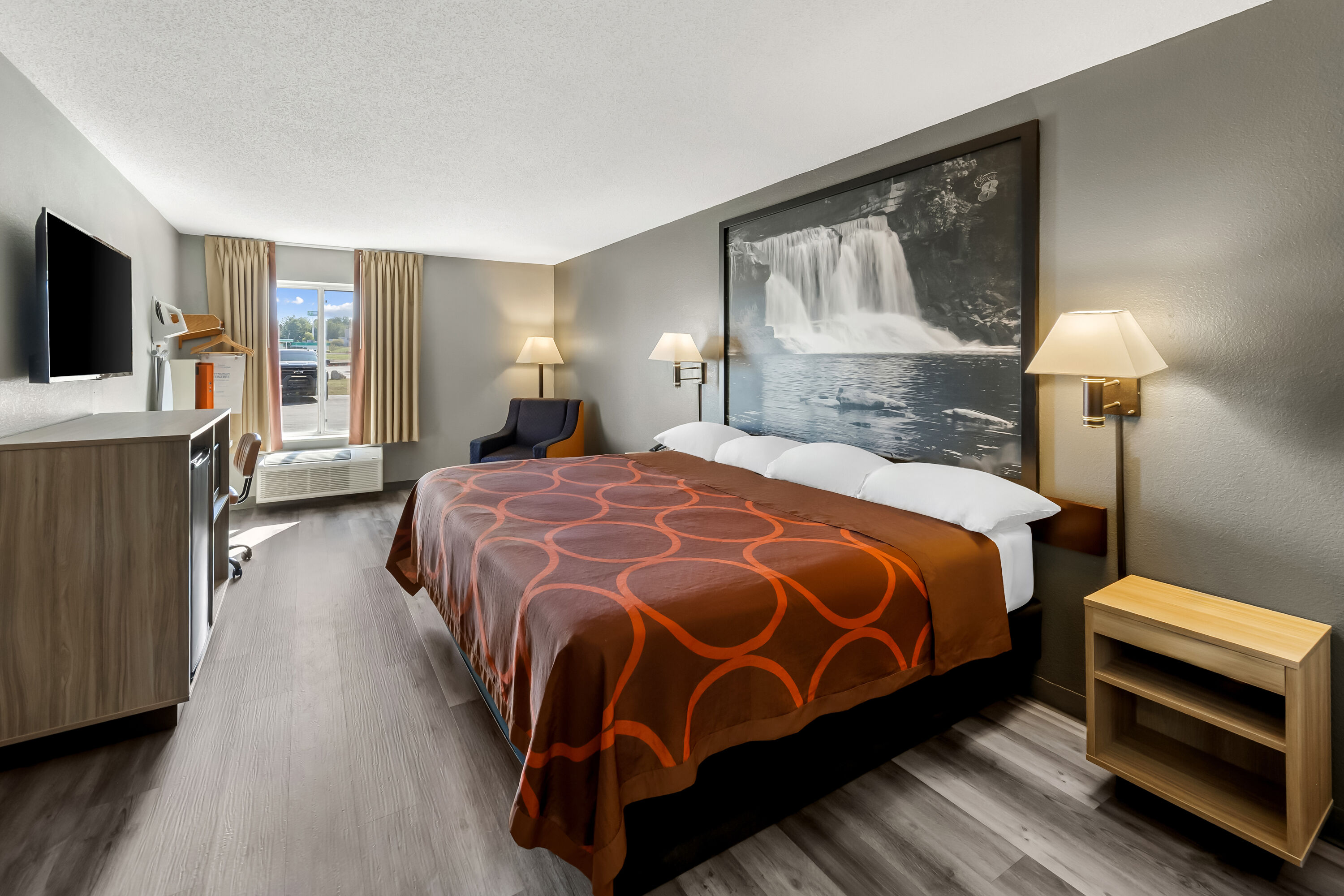 King bed guest room at the Super 8 by Wyndham Cloverdale IN in Cloverdale, Indiana