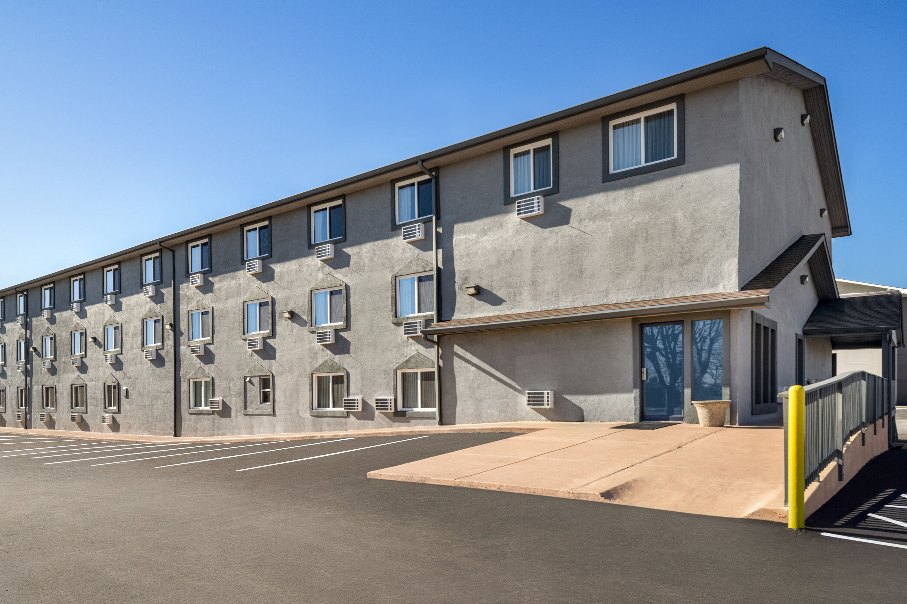 Exterior of Super 8 by Wyndham Columbus/Edinburgh hotel in Columbus, Indiana