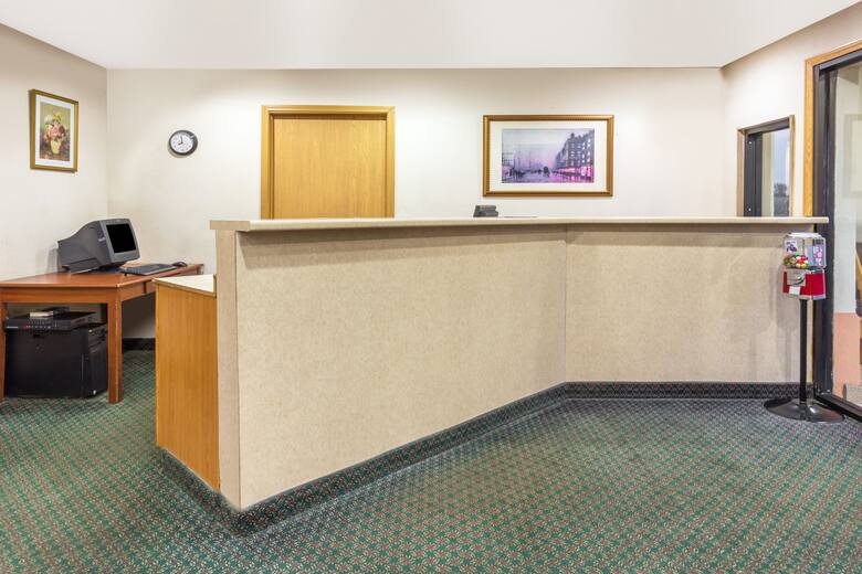 Super 8 Crawfordsville Hotels In 47933 Super 8 Crawfordsville Hotel Lobby In Indiana