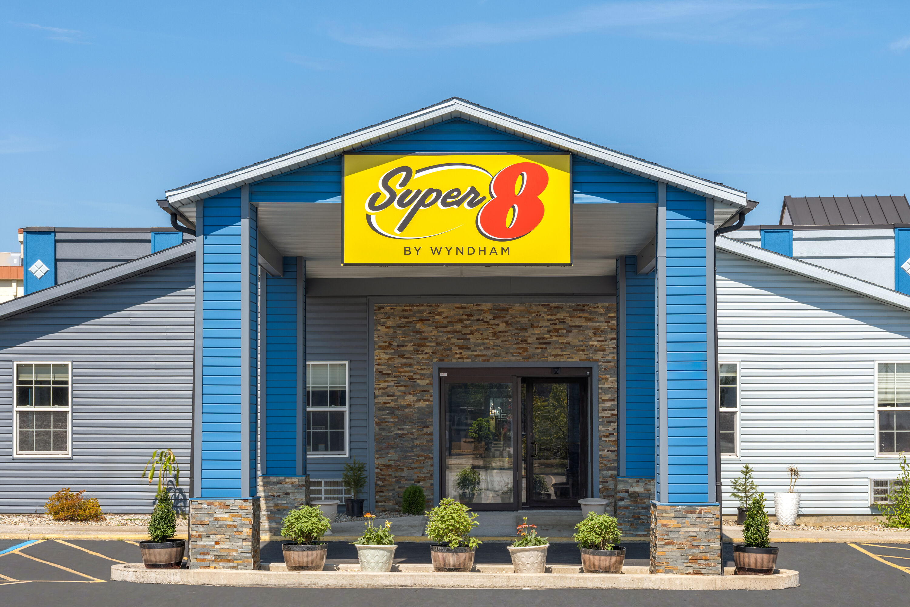 Exterior Day Image of Super 8 by Wyndham Fort Wayne hotel in Fort Wayne, Indiana