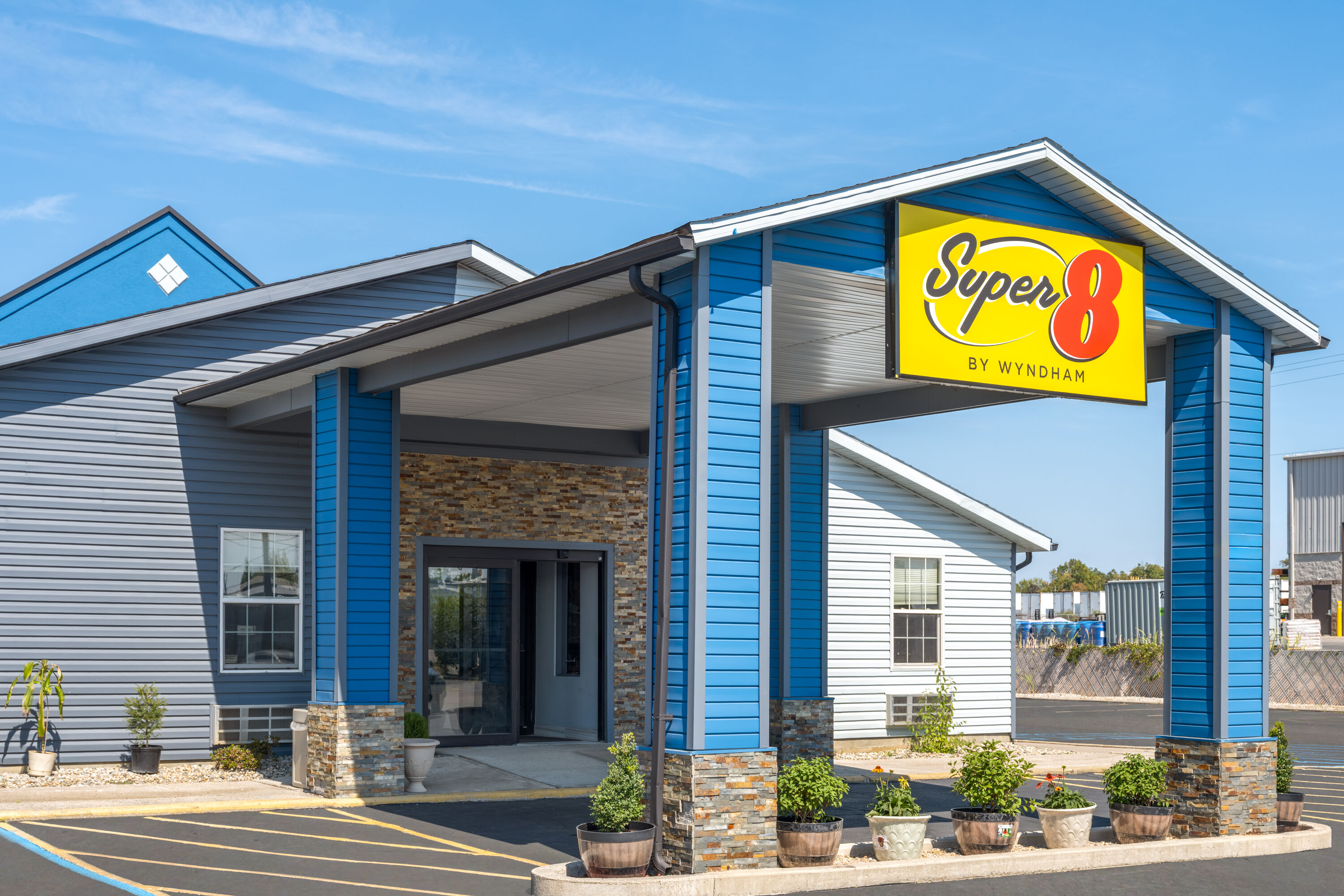 Exterior Day Image of Super 8 by Wyndham Fort Wayne hotel in Fort Wayne, Indiana