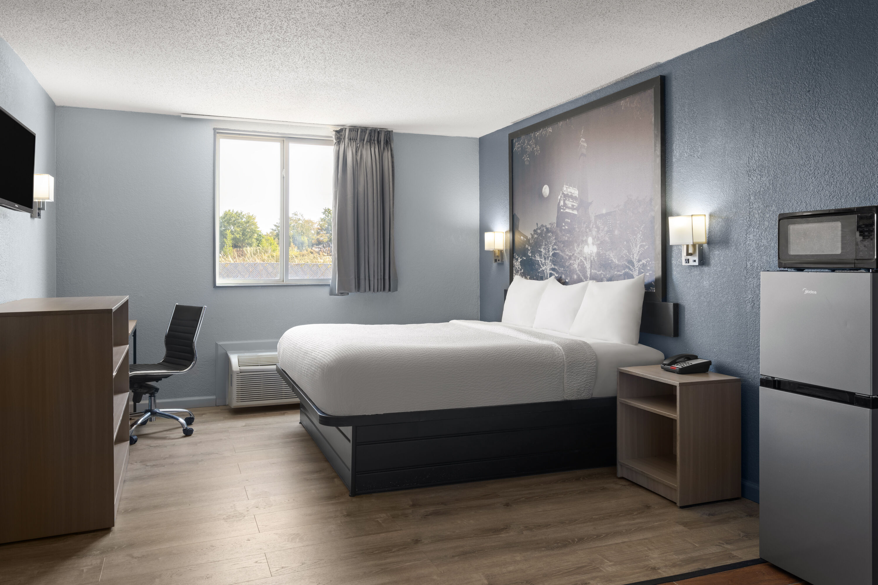 Guest room at the Super 8 by Wyndham Fort Wayne in Fort Wayne, Indiana