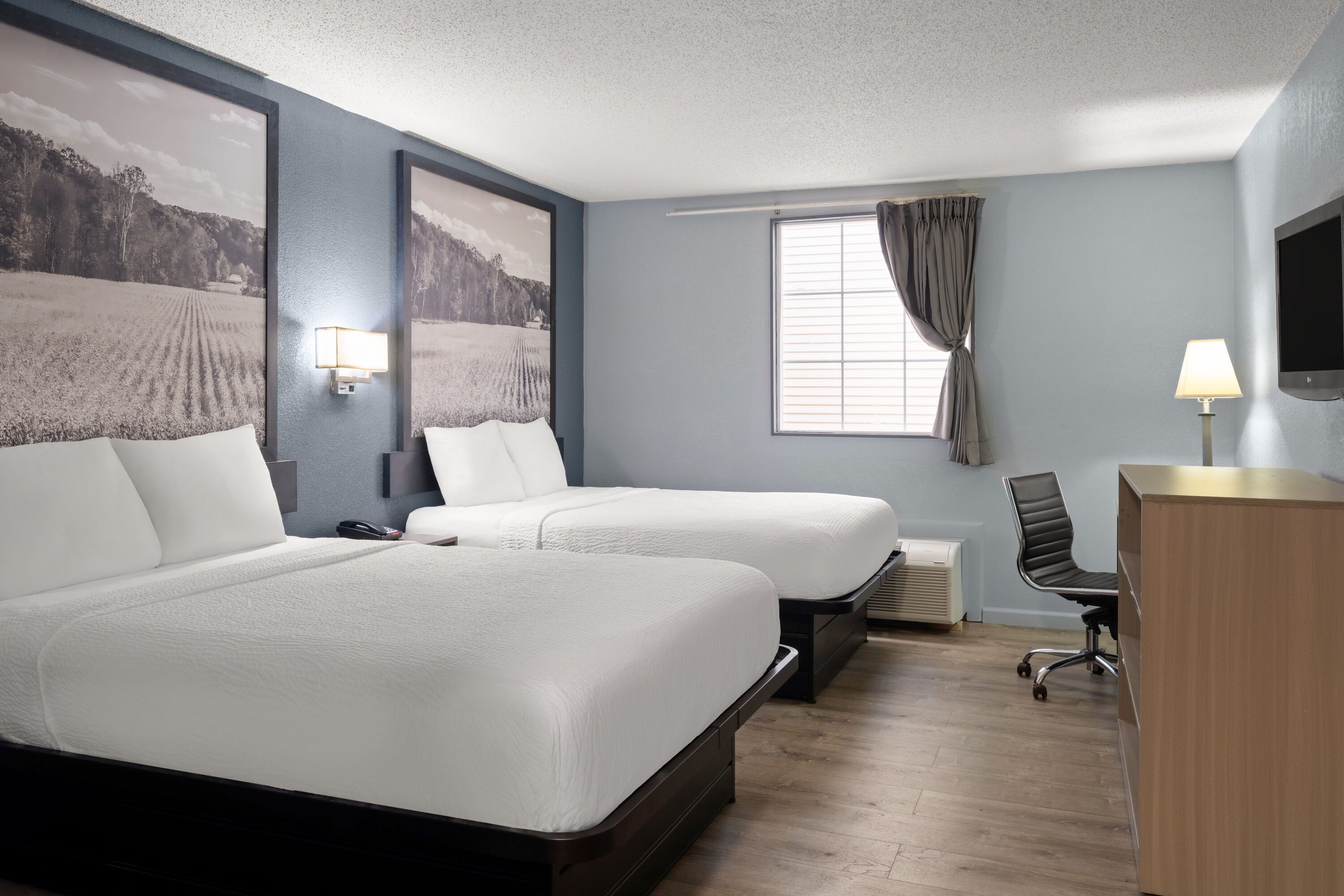 Super 8 by Wyndham Fort Wayne hot tub suite in Fort Wayne, Indiana