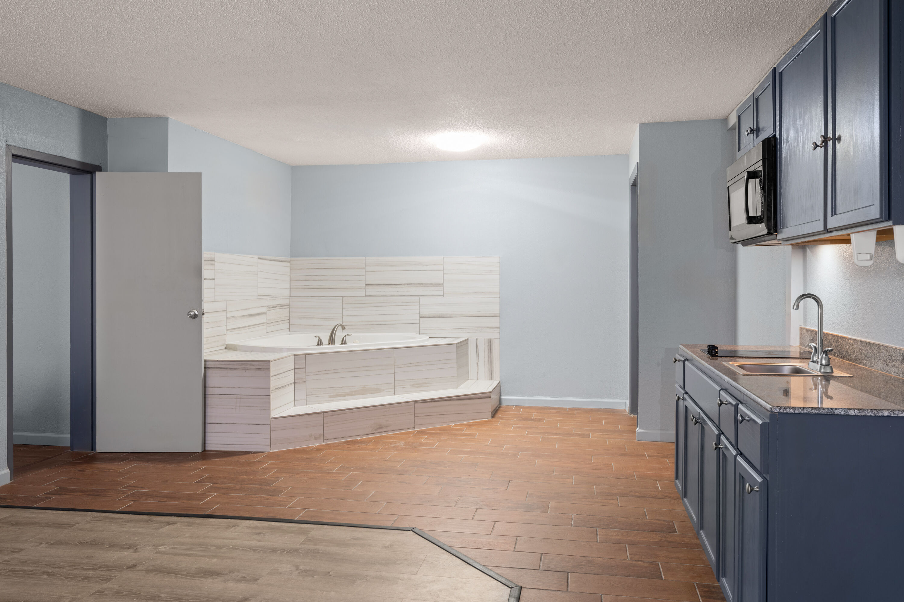 Super 8 by Wyndham Fort Wayne hot tub suite in Fort Wayne, Indiana