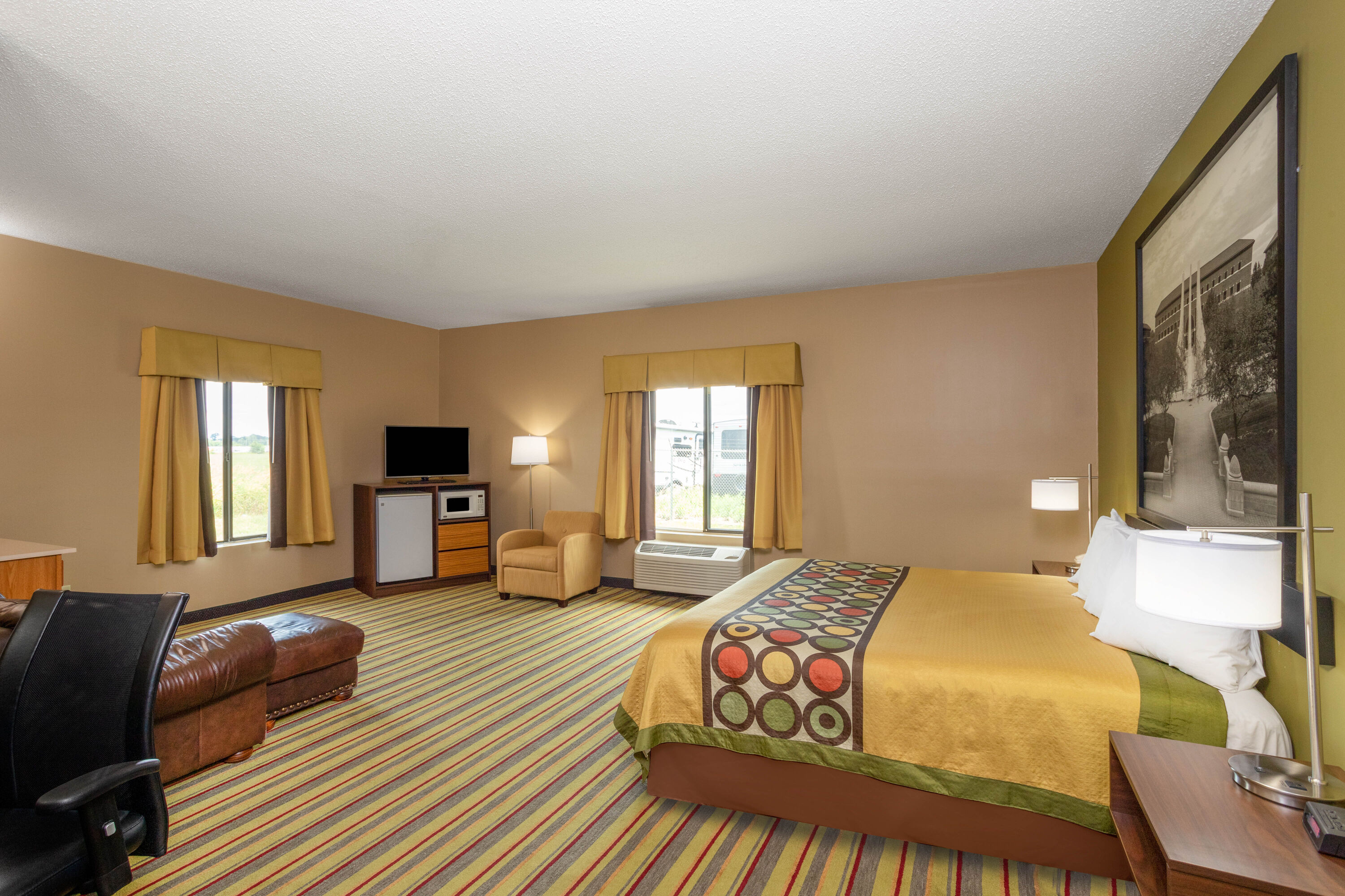 Super 8 by Wyndham Goshen suite in Goshen, Indiana