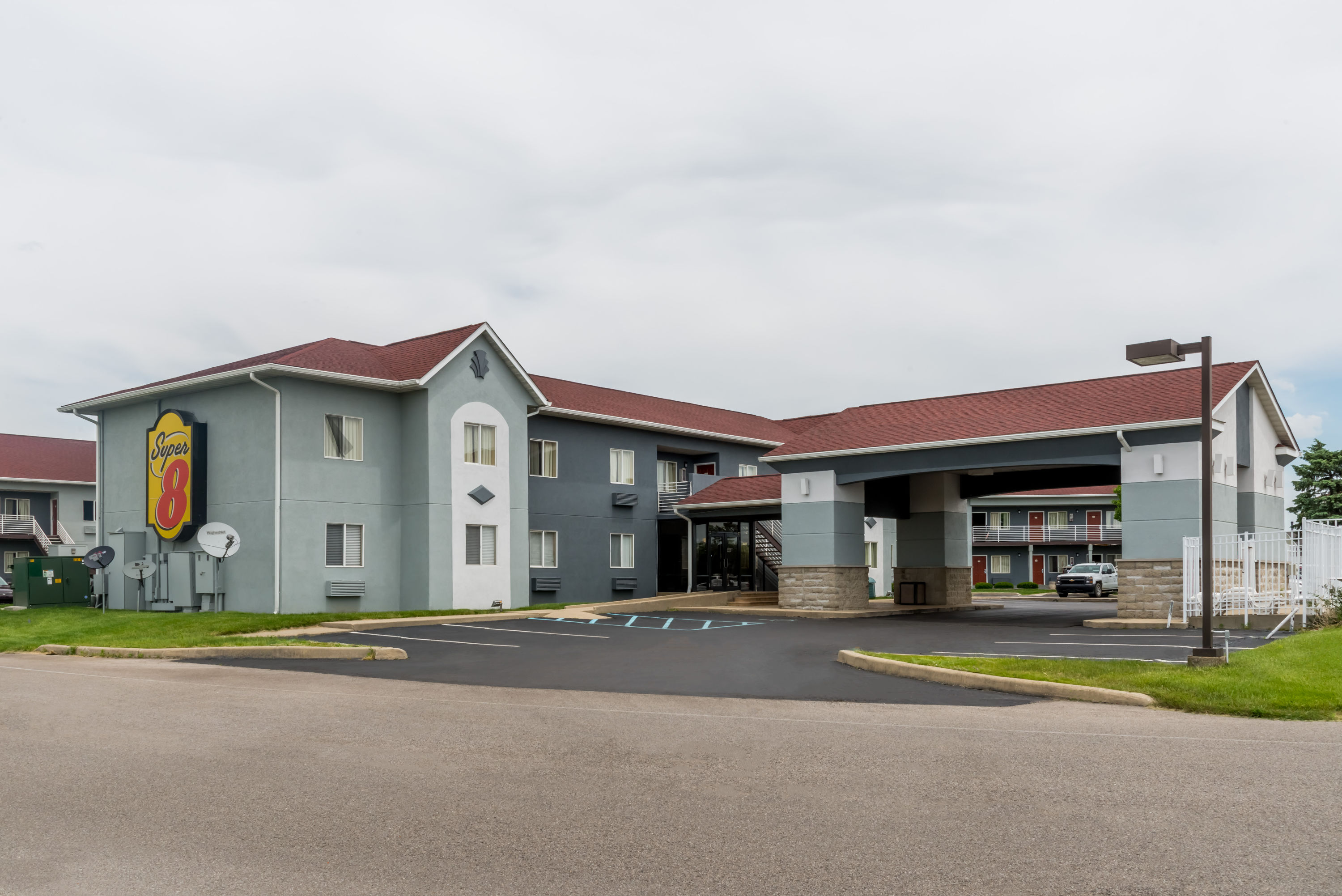 Exterior Day Image of Super 8 by Wyndham Indianapolis/NE/Castleton Area hotel in Indianapolis, Indiana