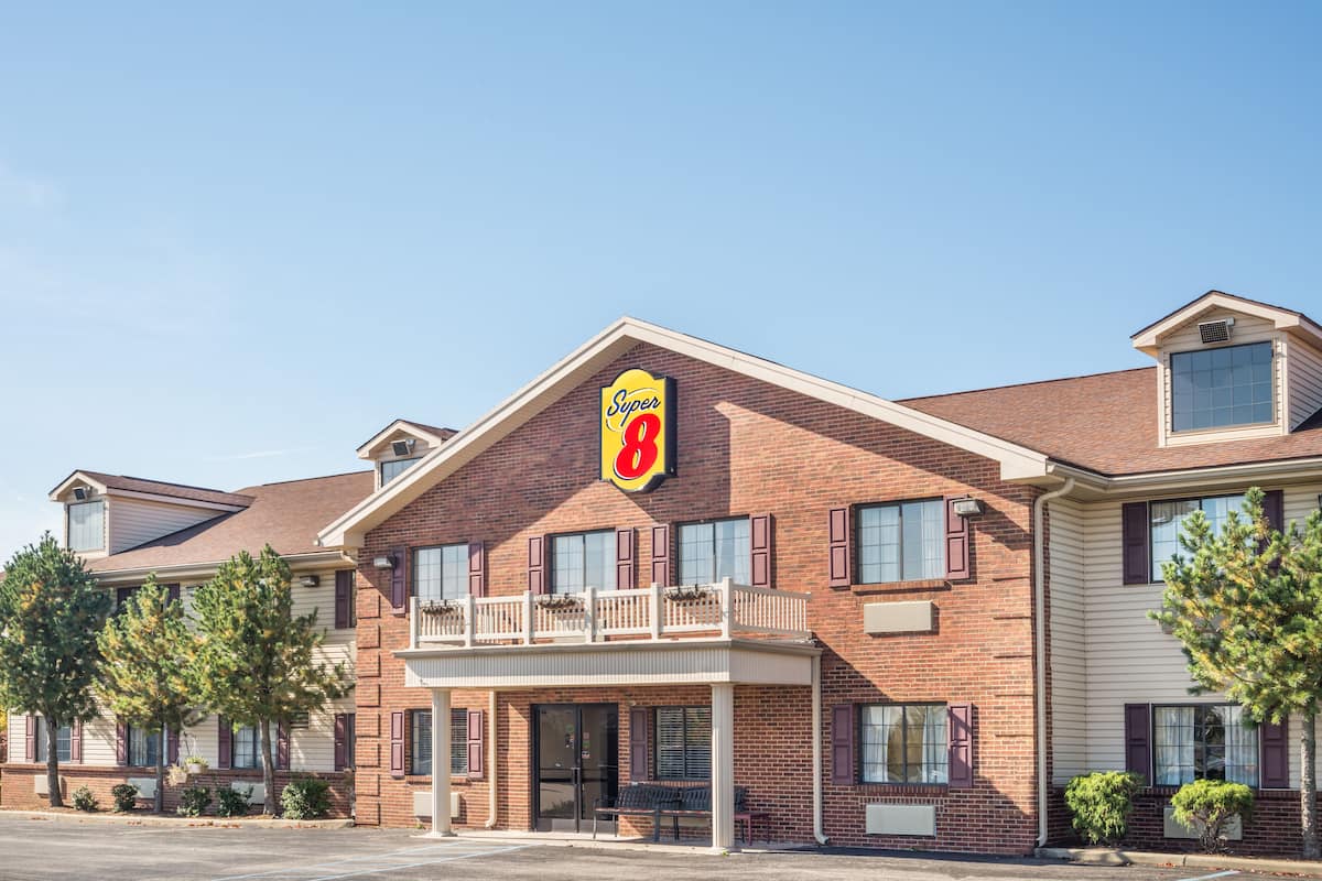 Super 8 Madison Hanover Area Hotels In 47250 Exterior Of Super 8 Madison Hanover Area Hotel In Indiana