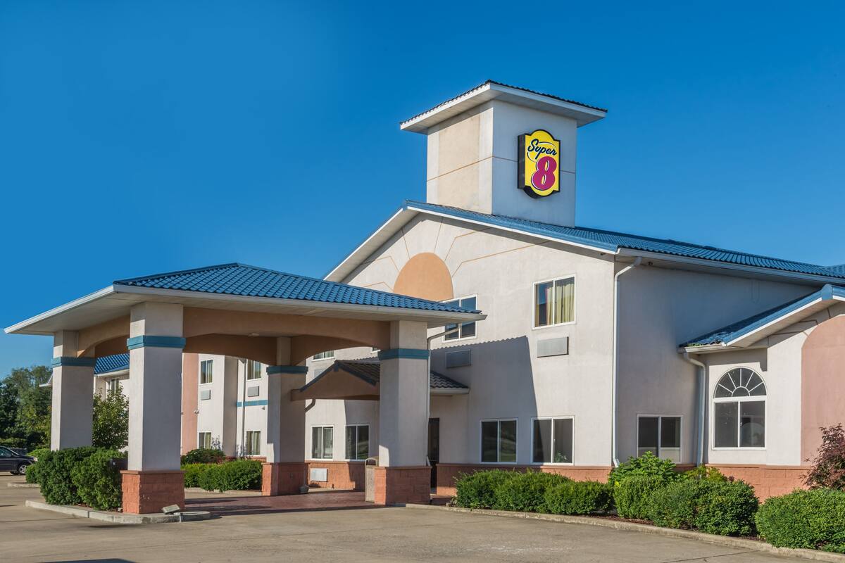 Super 8 Martinsville Hotels In 46151 Exterior Of Super 8 Martinsville Hotel In Indiana