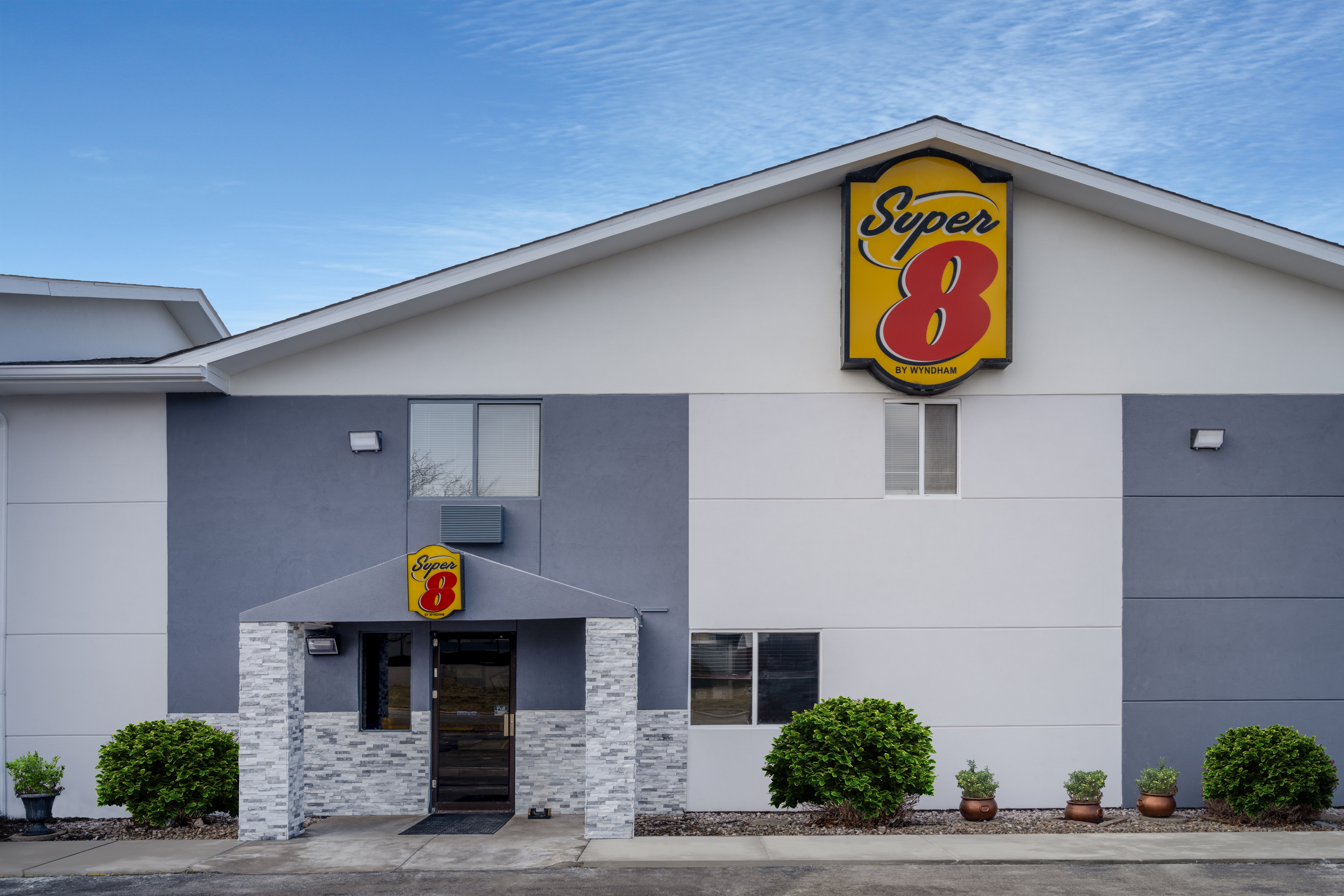 Exterior of Super 8 by Wyndham Merrillville hotel in Merrillville, Indiana