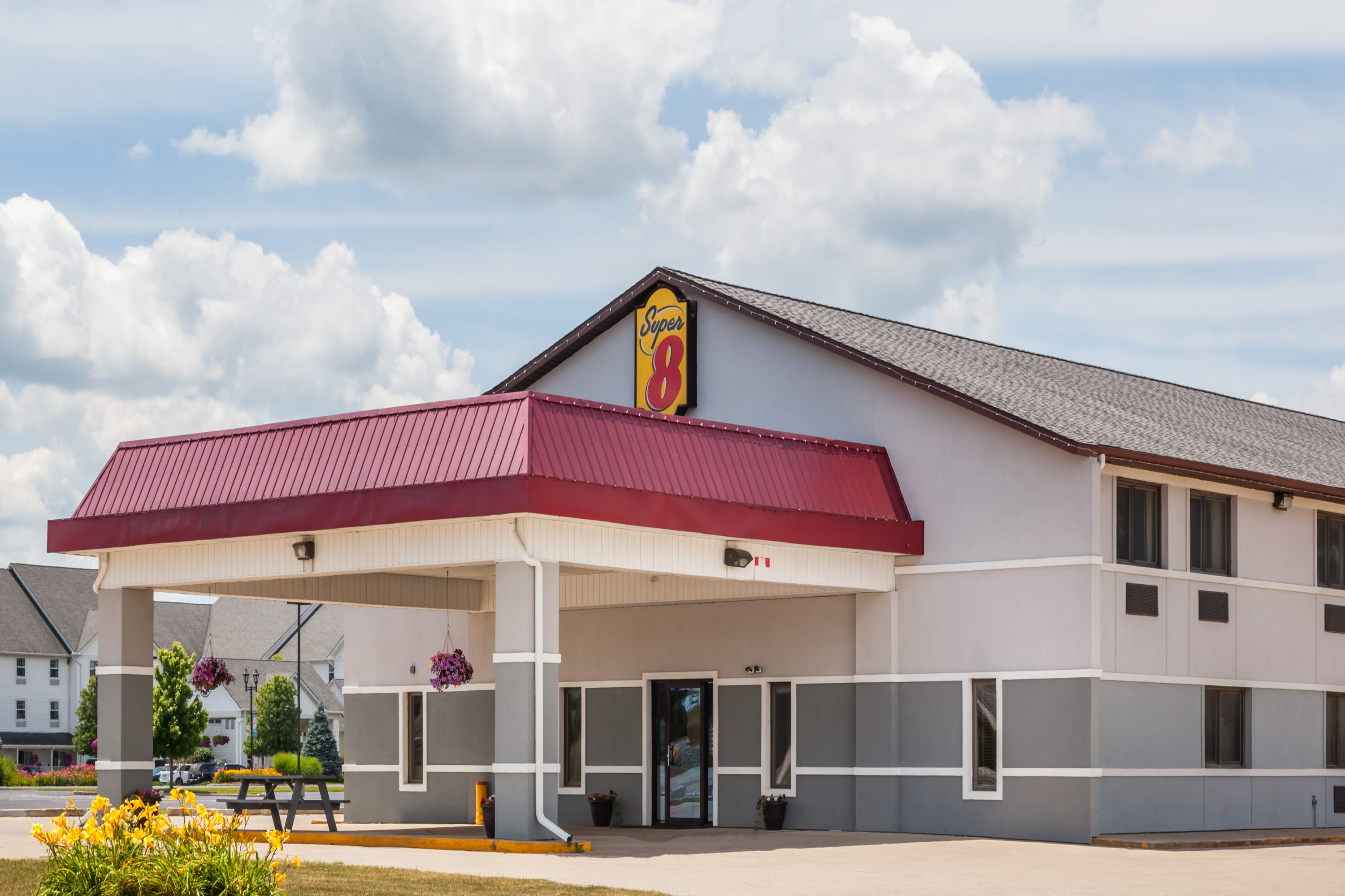 Exterior Day Image of Super 8 by Wyndham Shipshewana hotel in Shipshewana, Indiana
