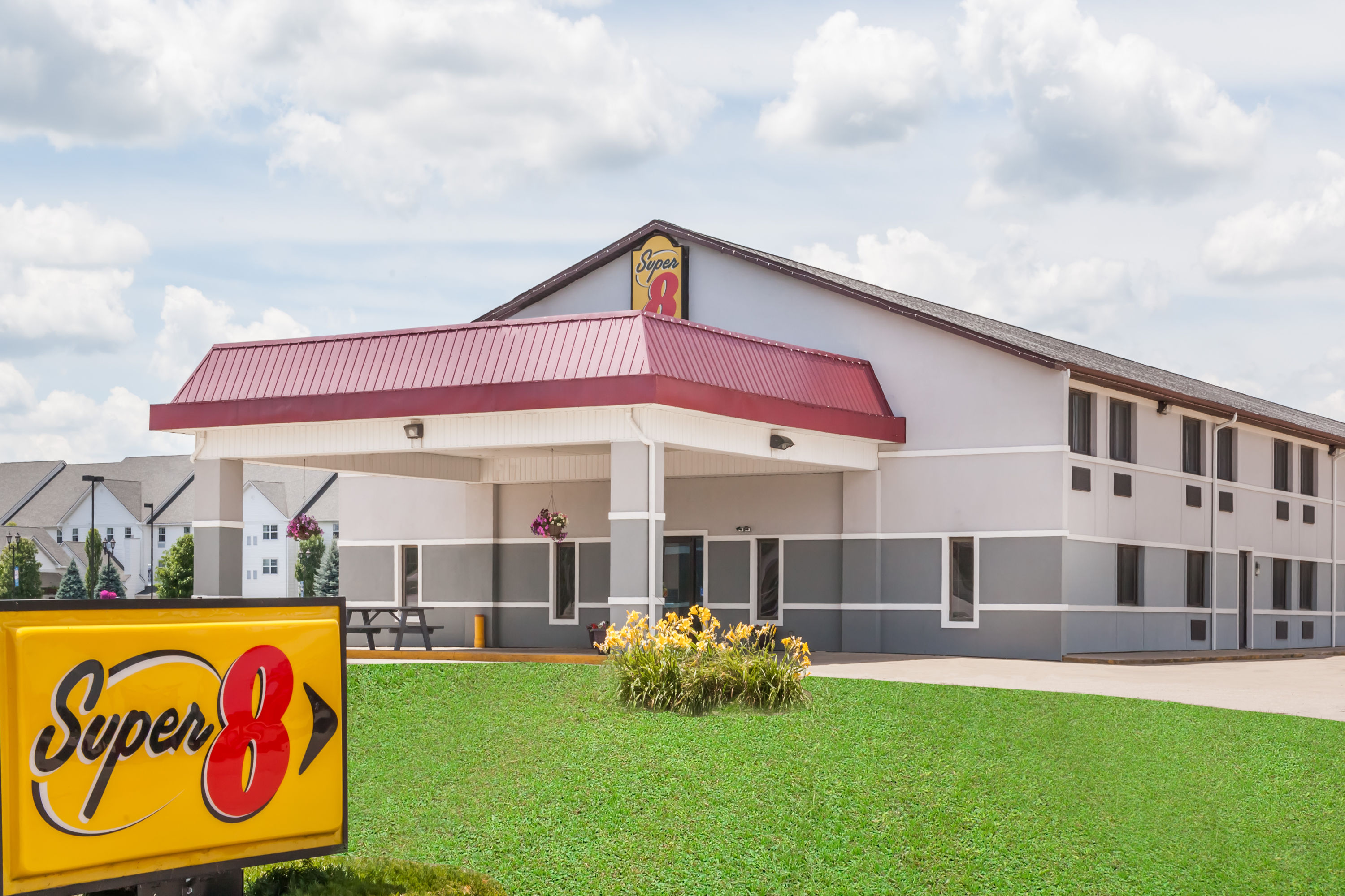 Exterior Day Image of Super 8 by Wyndham Shipshewana hotel in Shipshewana, Indiana