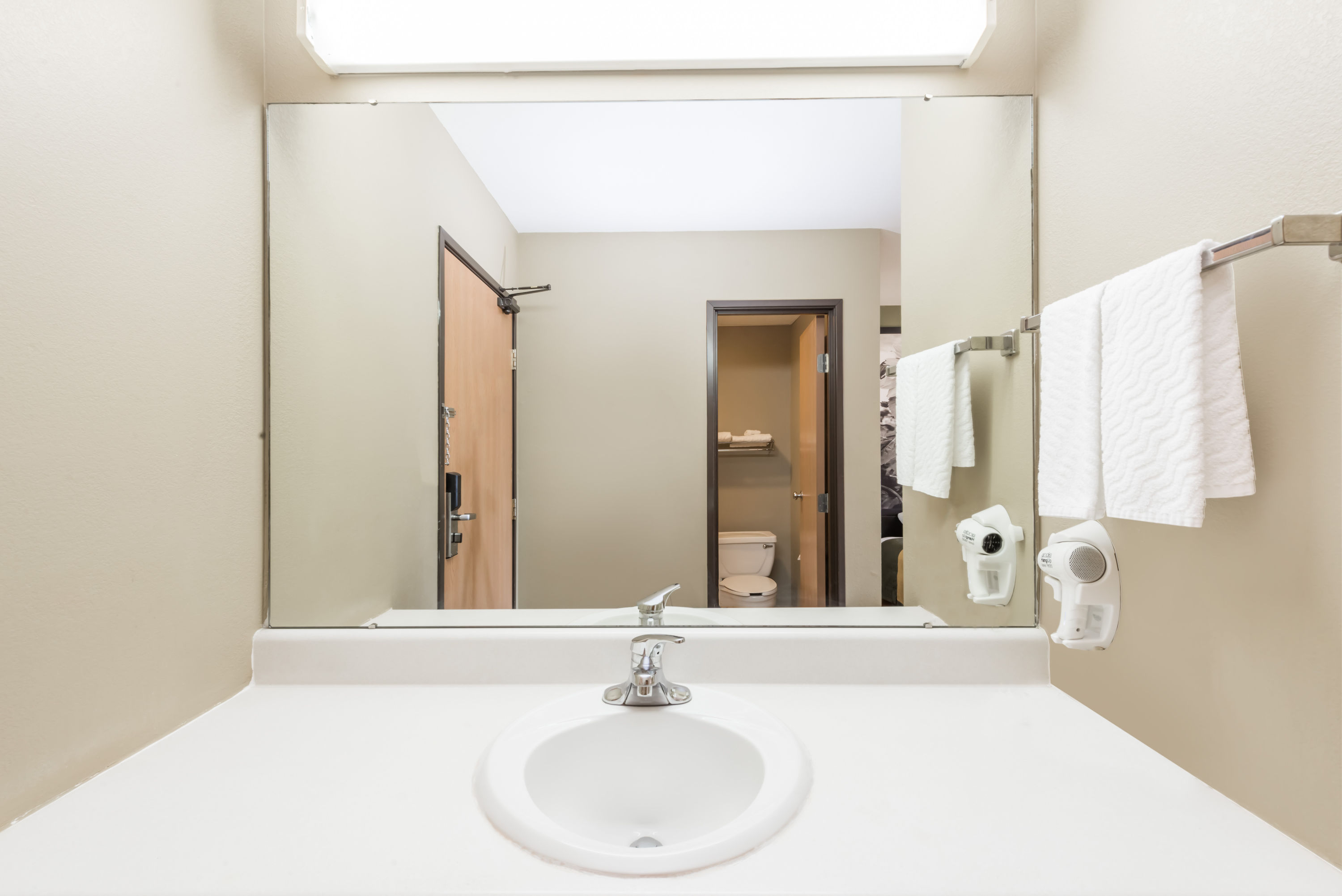 Guest room bath at the Super 8 by Wyndham Chanute in Chanute, Kansas