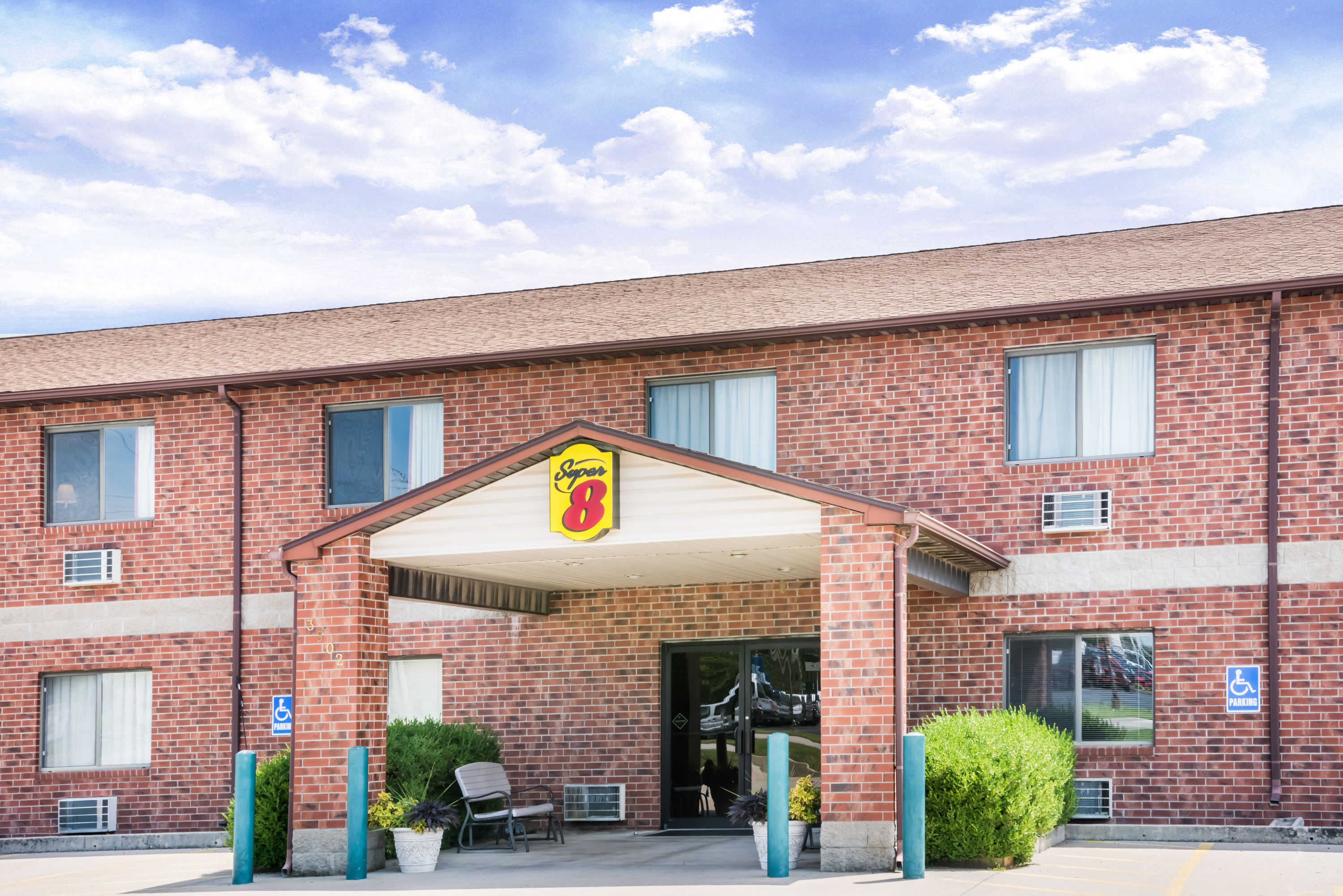 Super 8 by Wyndham Chanute Chanute, KS Hotels