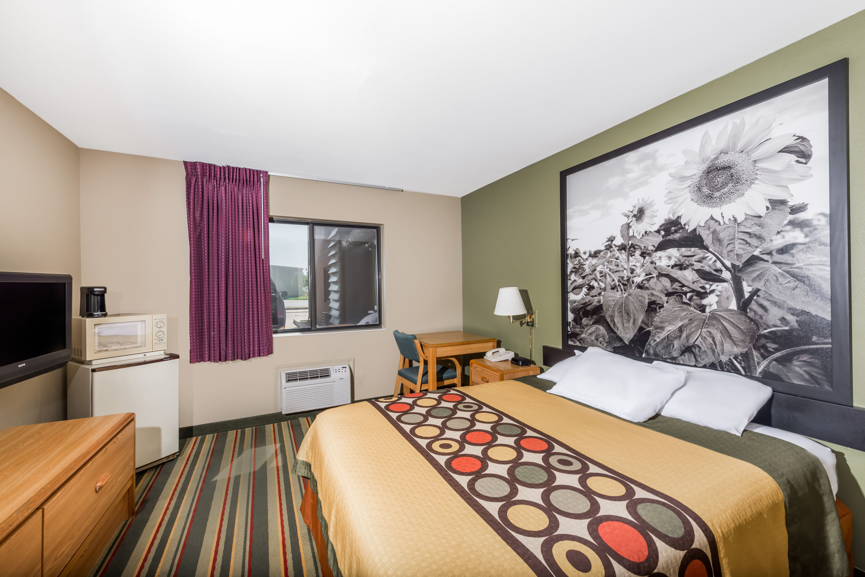 Guest room at the Super 8 by Wyndham Chanute in Chanute, Kansas
