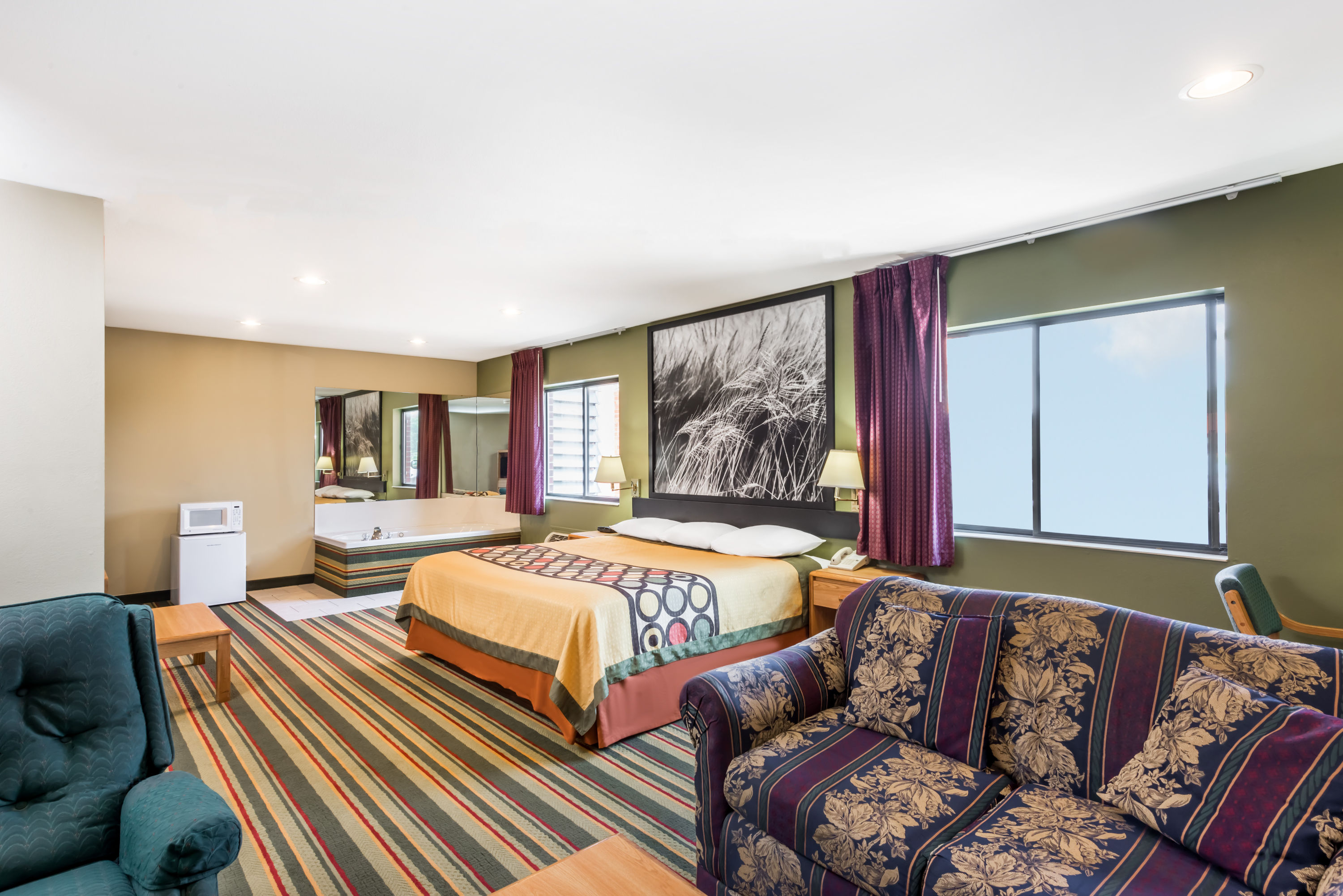 Super 8 by Wyndham Chanute suite in Chanute, Kansas