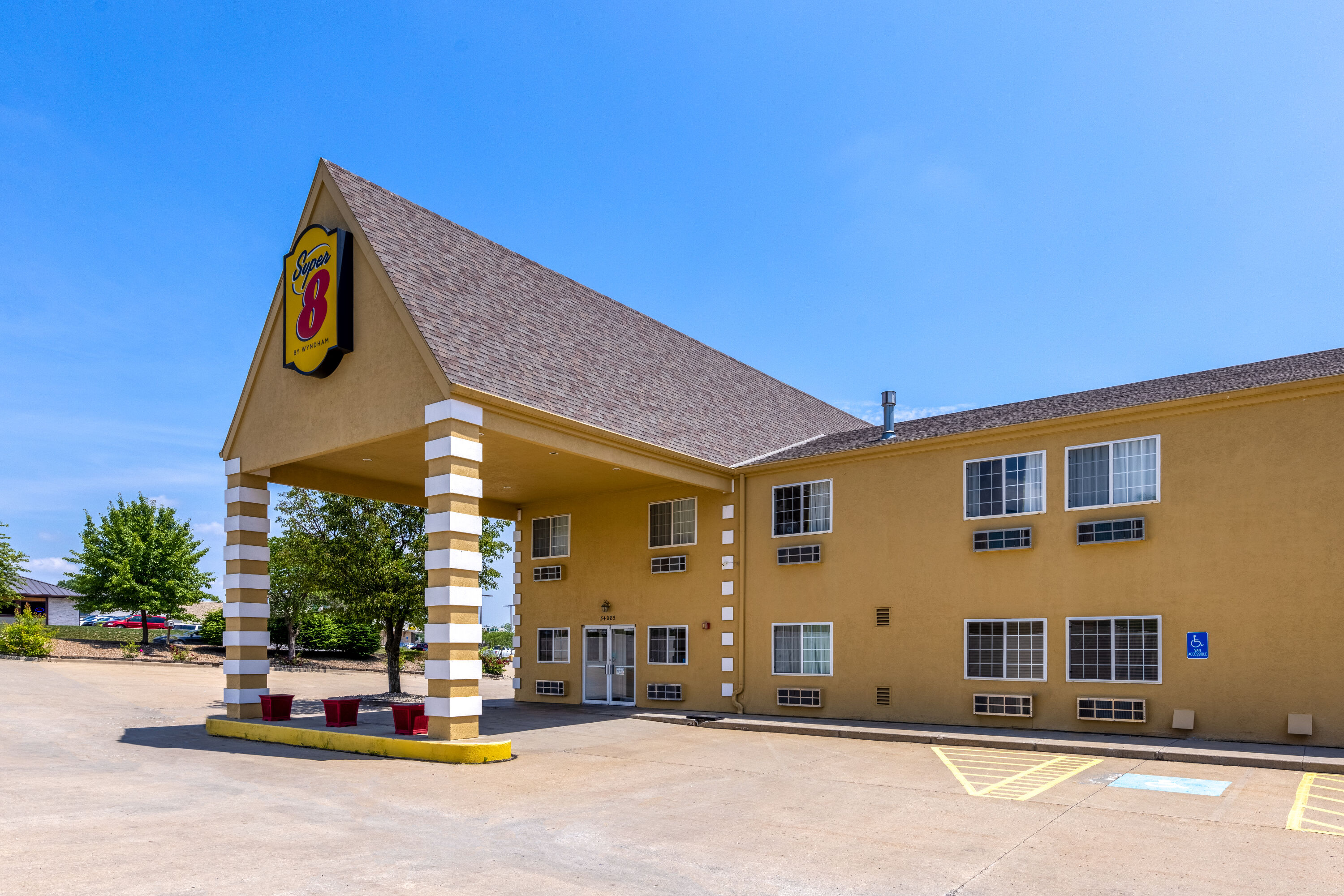 Exterior of Super 8 by Wyndham De Soto hotel in De Soto, Kansas