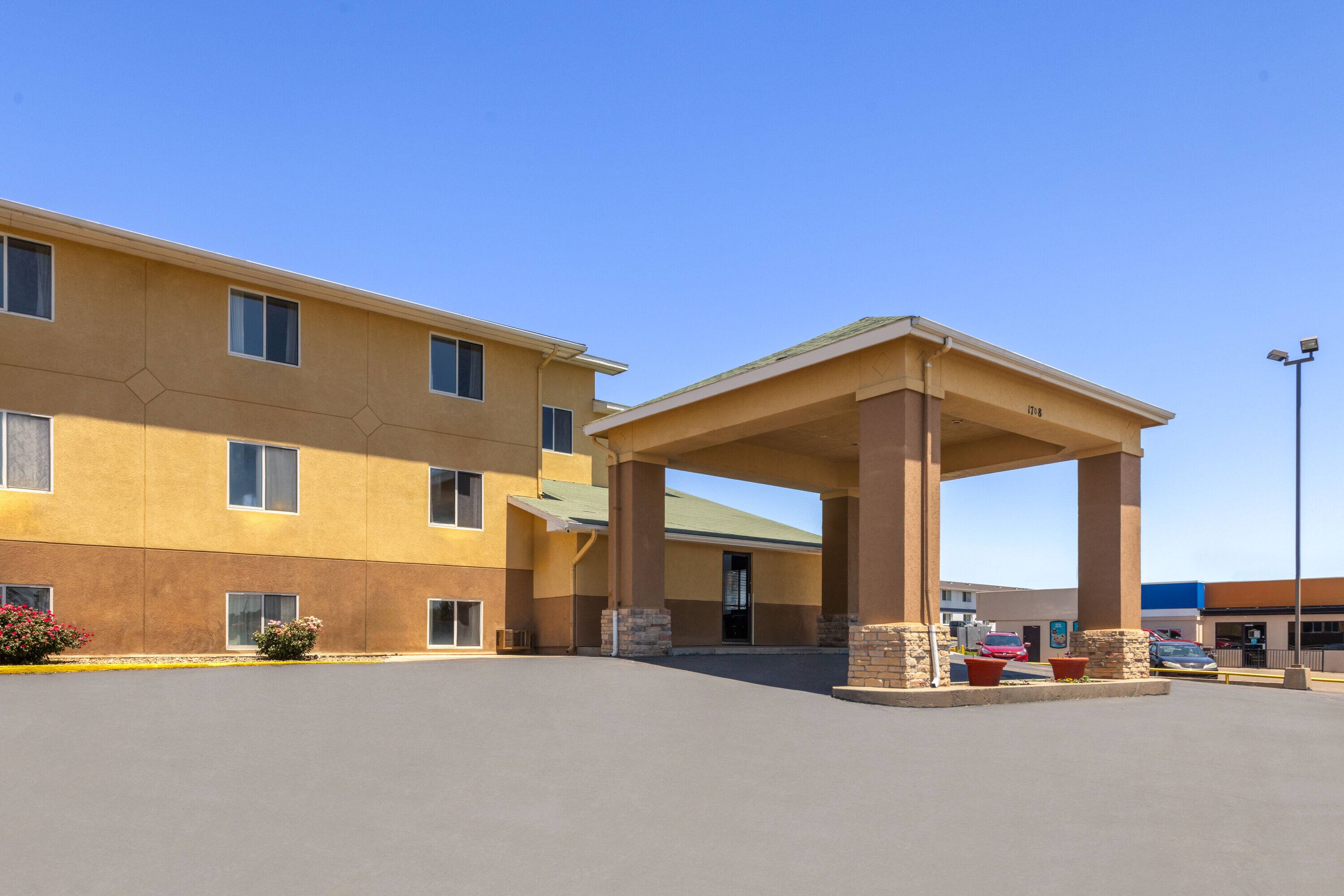 Super 8 by Wyndham Dodge City | Dodge City, KS Hotels