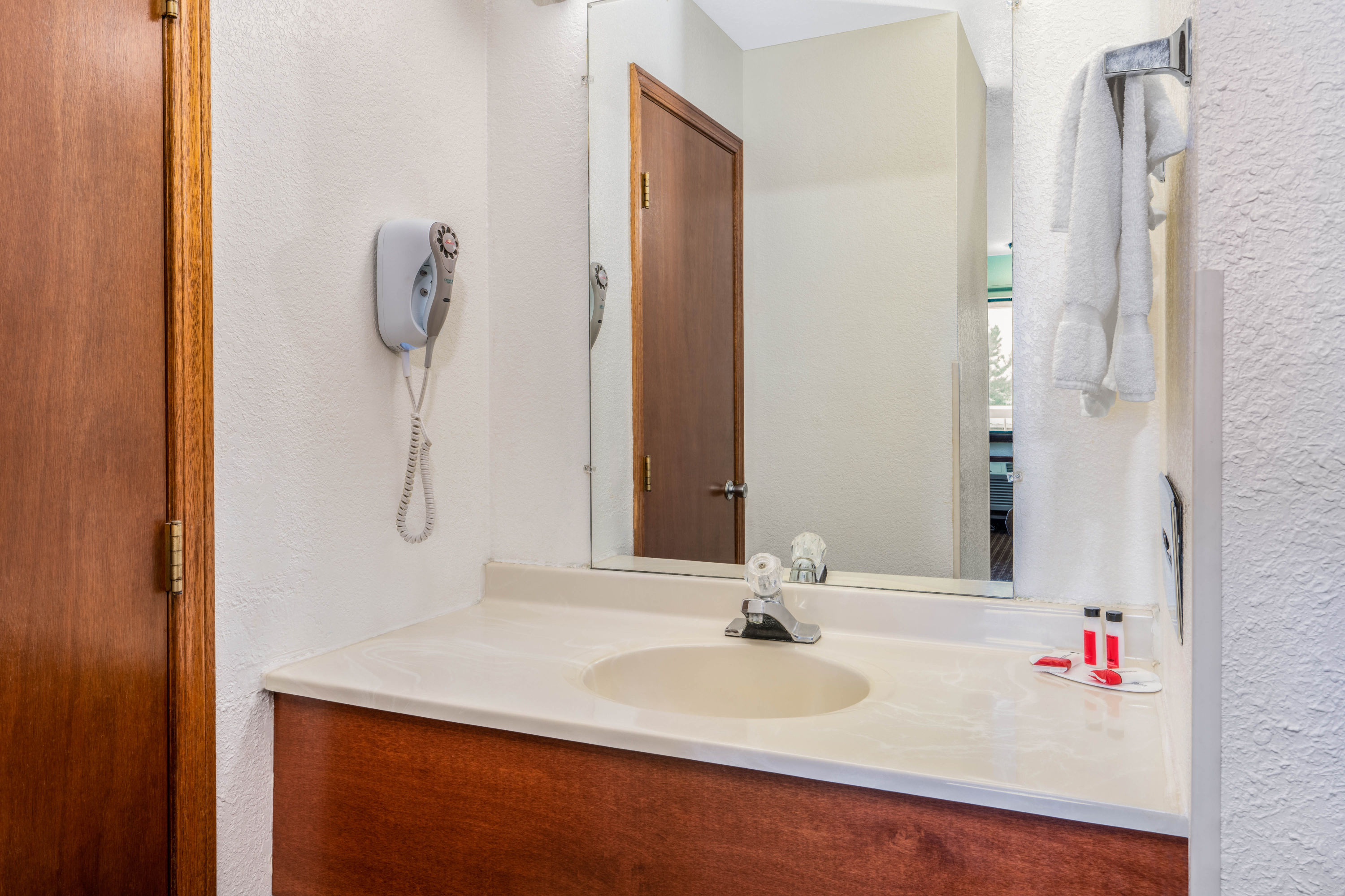 Guest room bath at the Super 8 by Wyndham Goodland in Goodland, Kansas