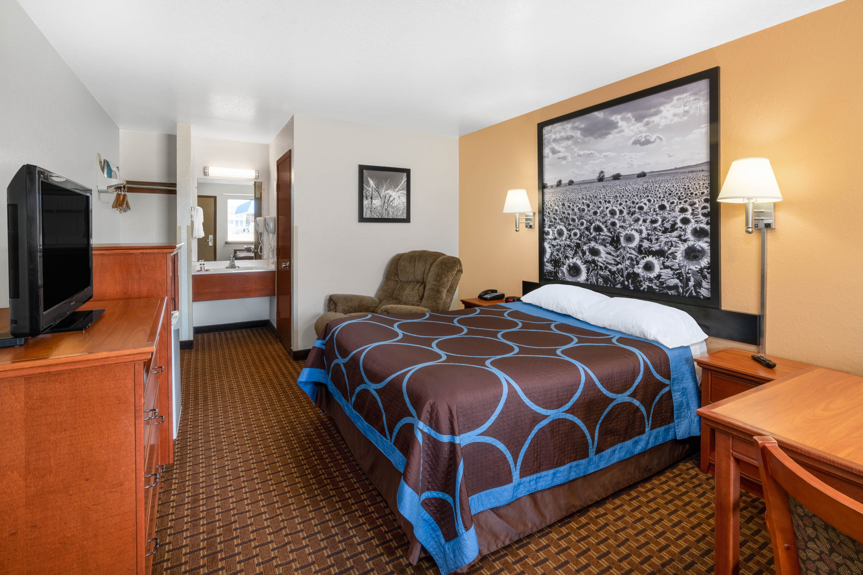 Guest room at the Super 8 by Wyndham Goodland in Goodland, Kansas