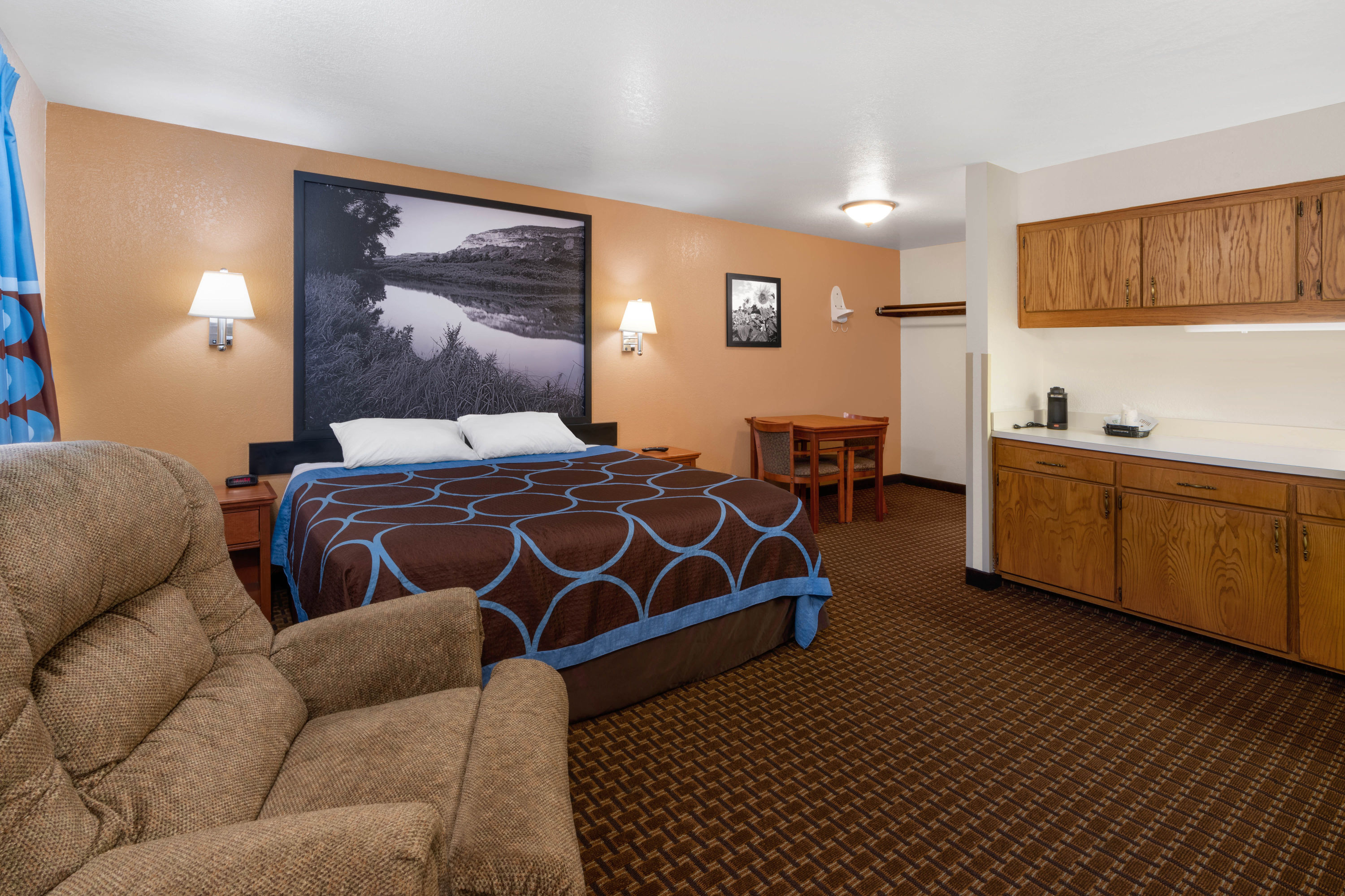 Super 8 by Wyndham Goodland suite in Goodland, Kansas