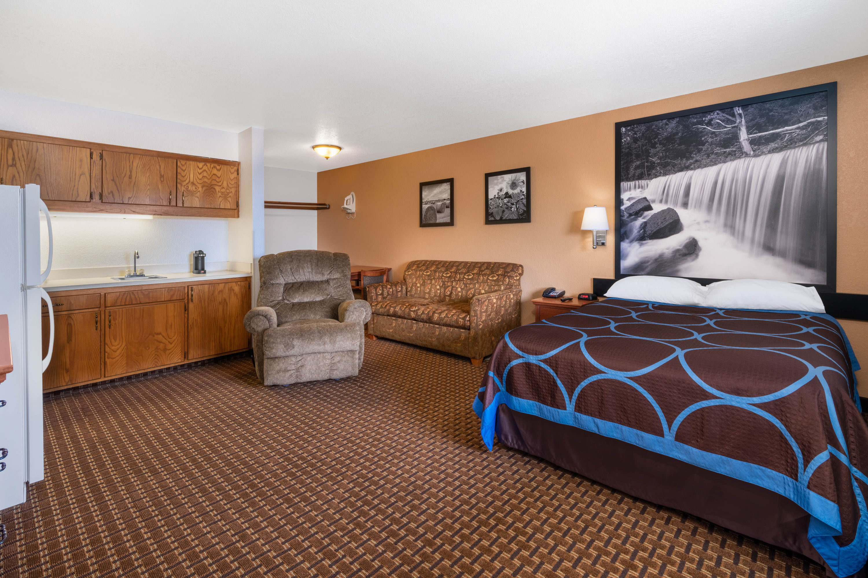 Super 8 by Wyndham Goodland suite in Goodland, Kansas