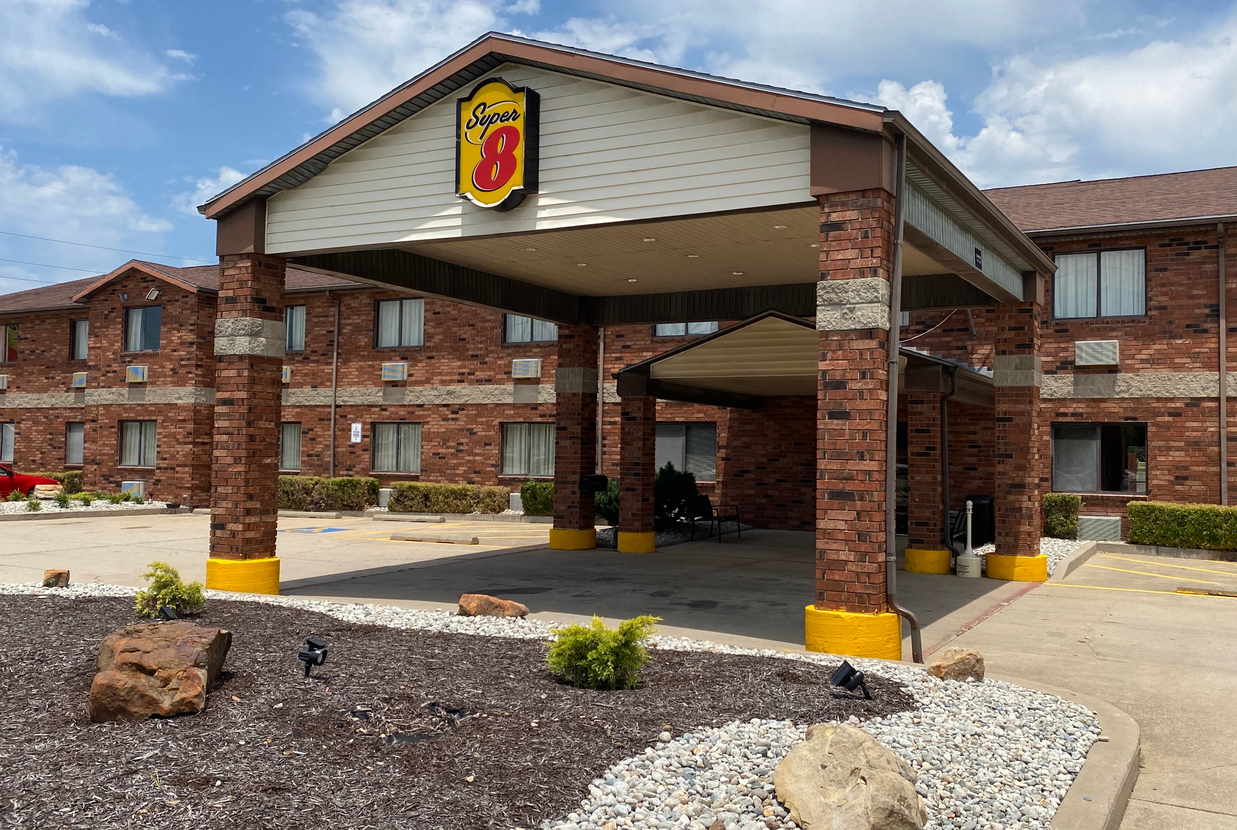 Exterior of Super 8 by Wyndham Independence KS hotel in Independence, Kansas