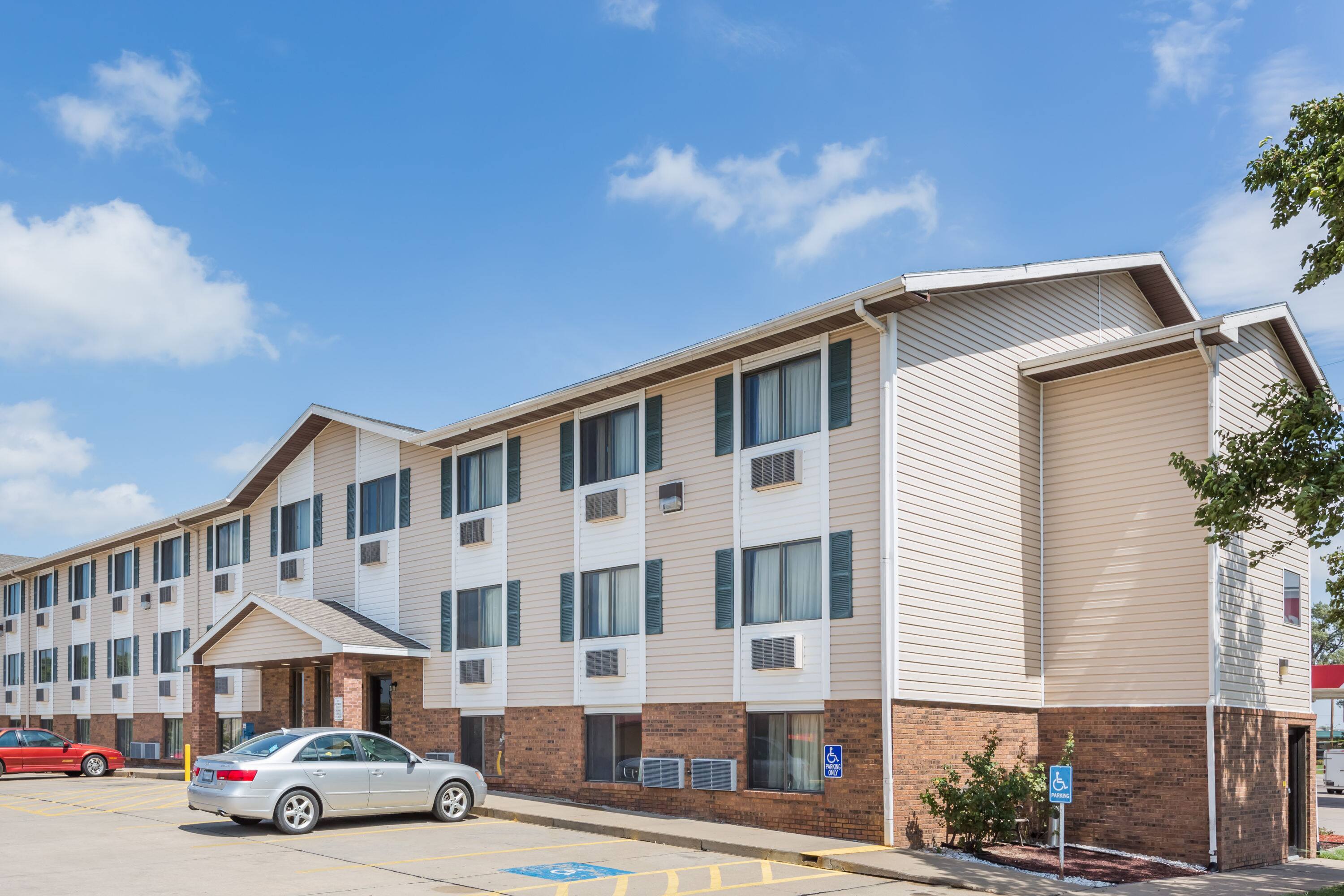 Super 8 By Wyndham Manhattan Ks Hotels