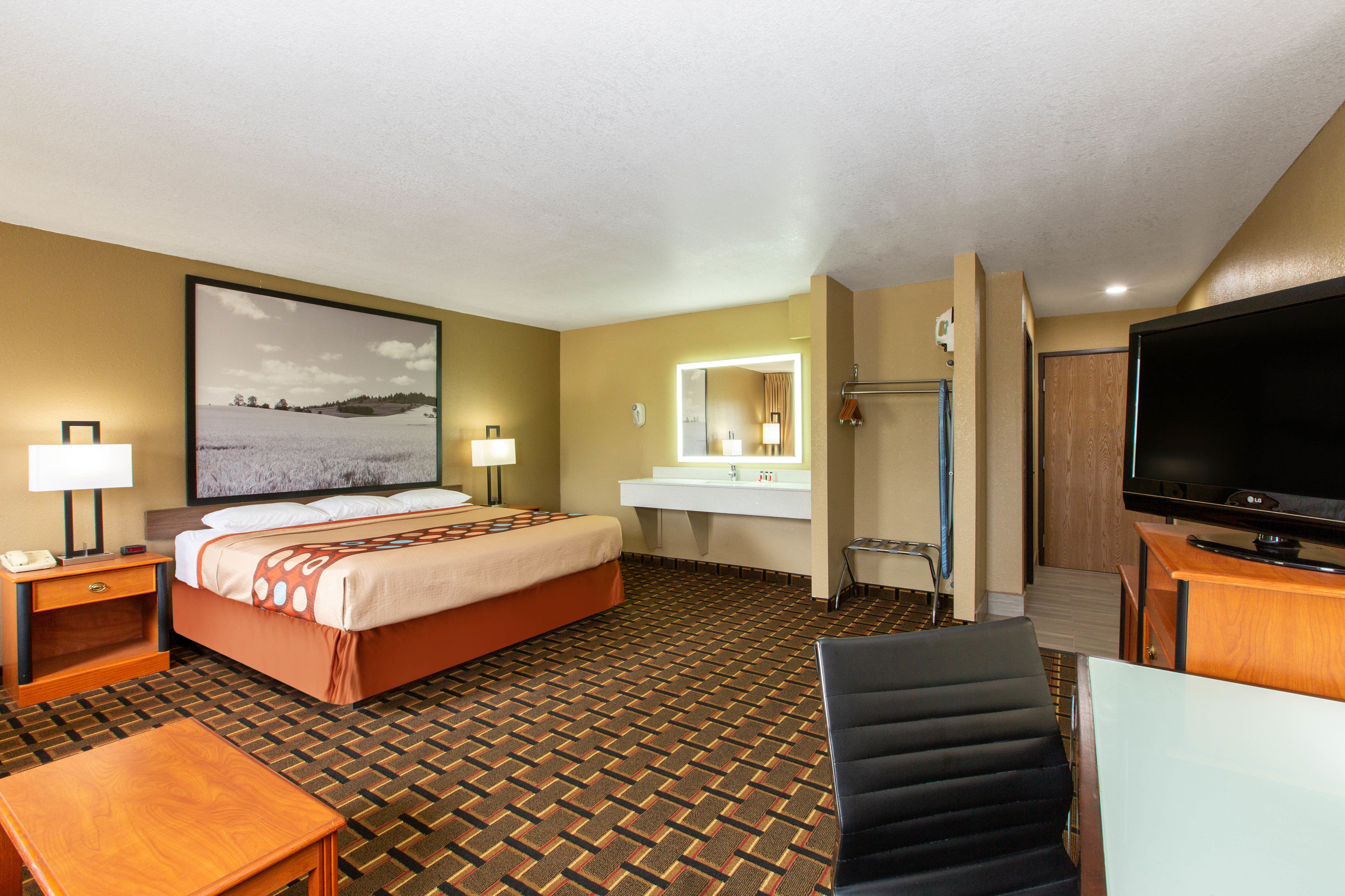 Super 8 by Wyndham Ottawa suite in Ottawa, Kansas