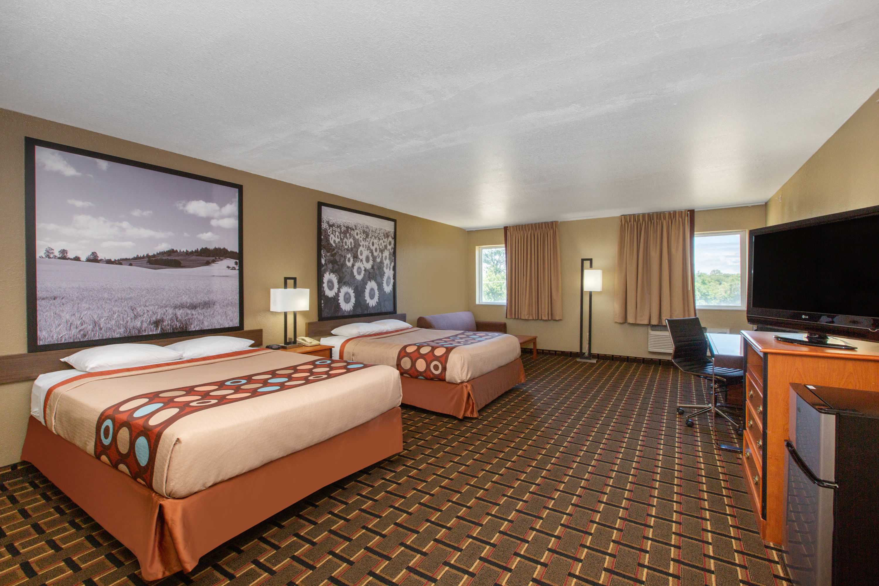 Super 8 by Wyndham Ottawa suite in Ottawa, Kansas