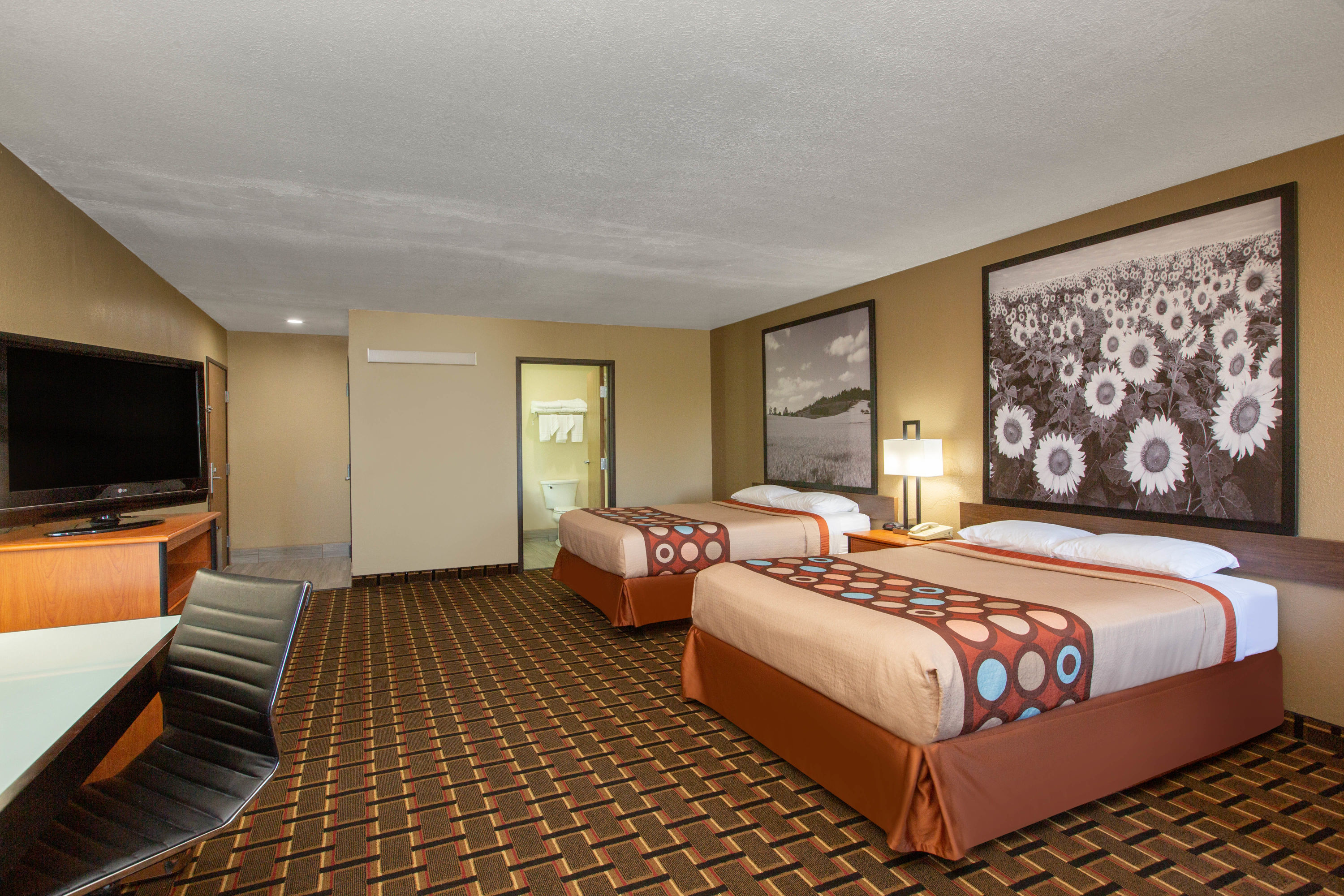 Super 8 by Wyndham Ottawa suite in Ottawa, Kansas