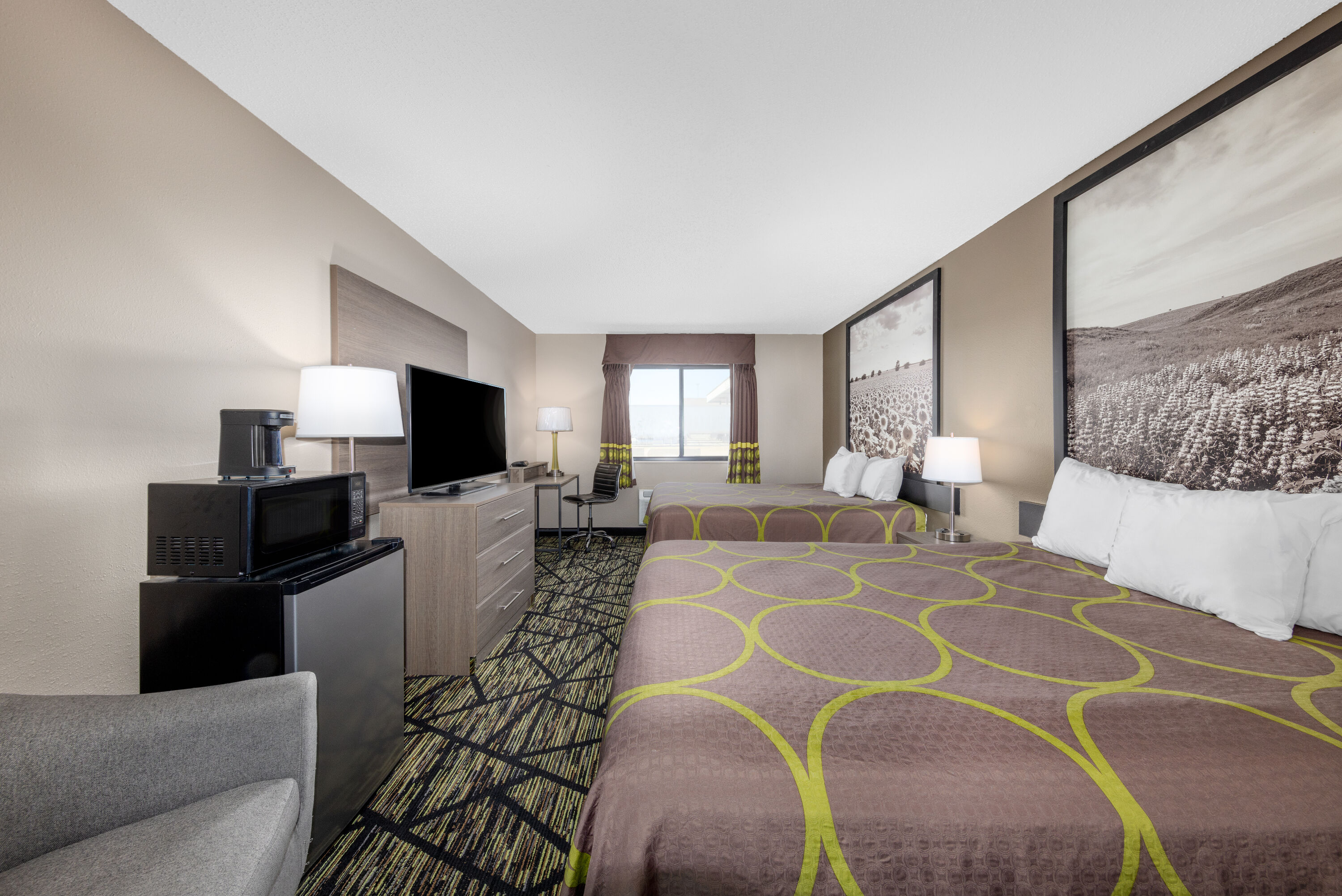 Guest room at the Super 8 by Wyndham Pratt in Pratt, Kansas