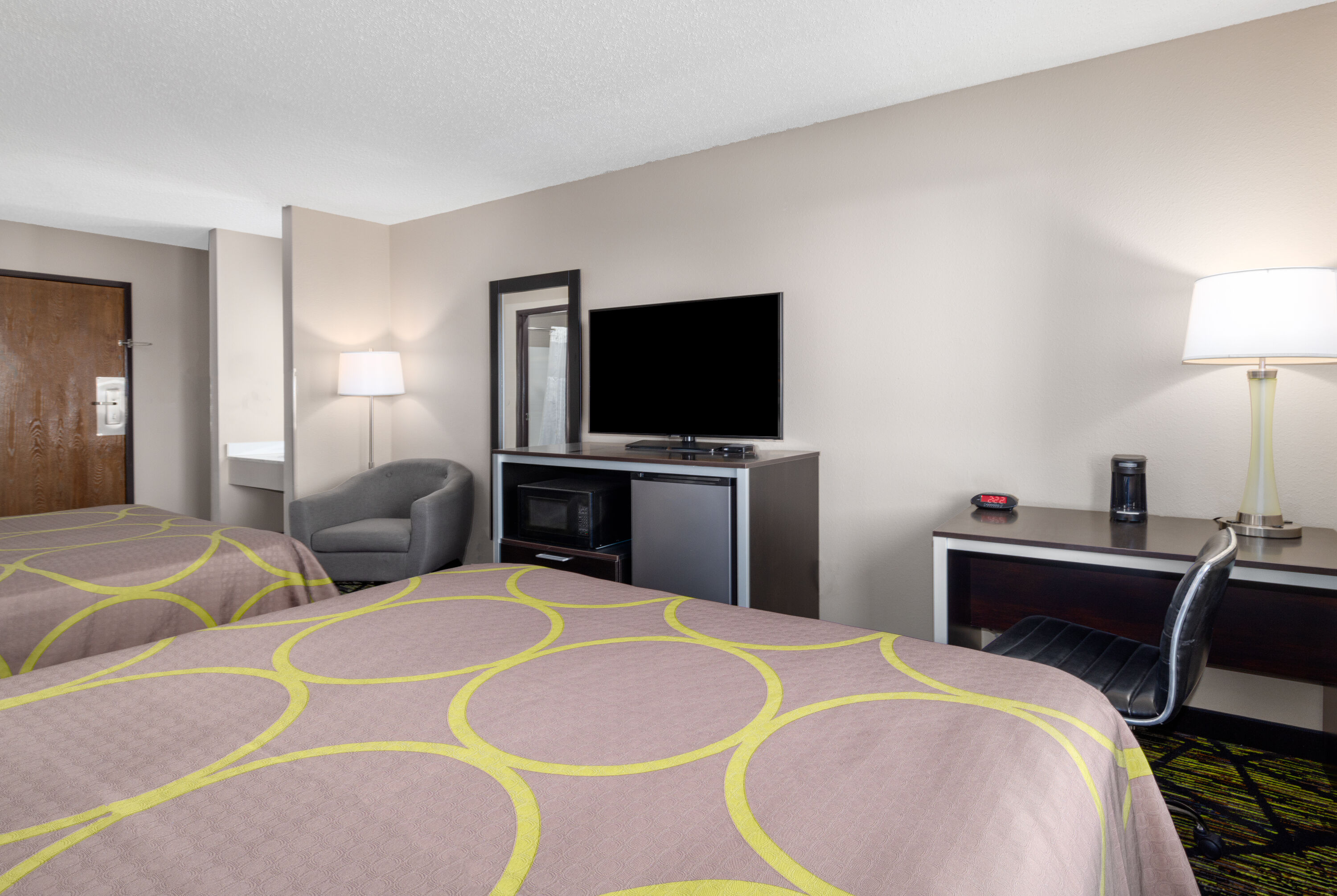 Guest room at the Super 8 by Wyndham Pratt in Pratt, Kansas