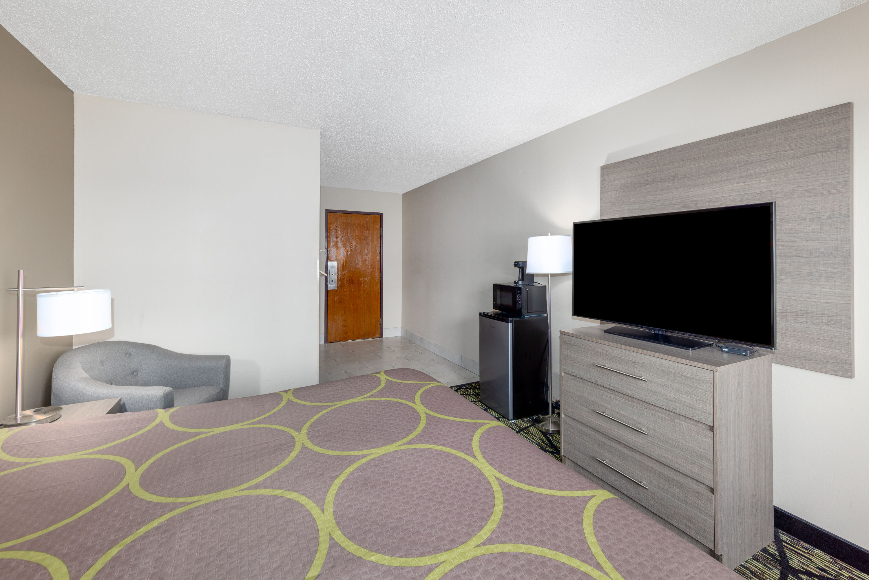 Guest room at the Super 8 by Wyndham Pratt in Pratt, Kansas