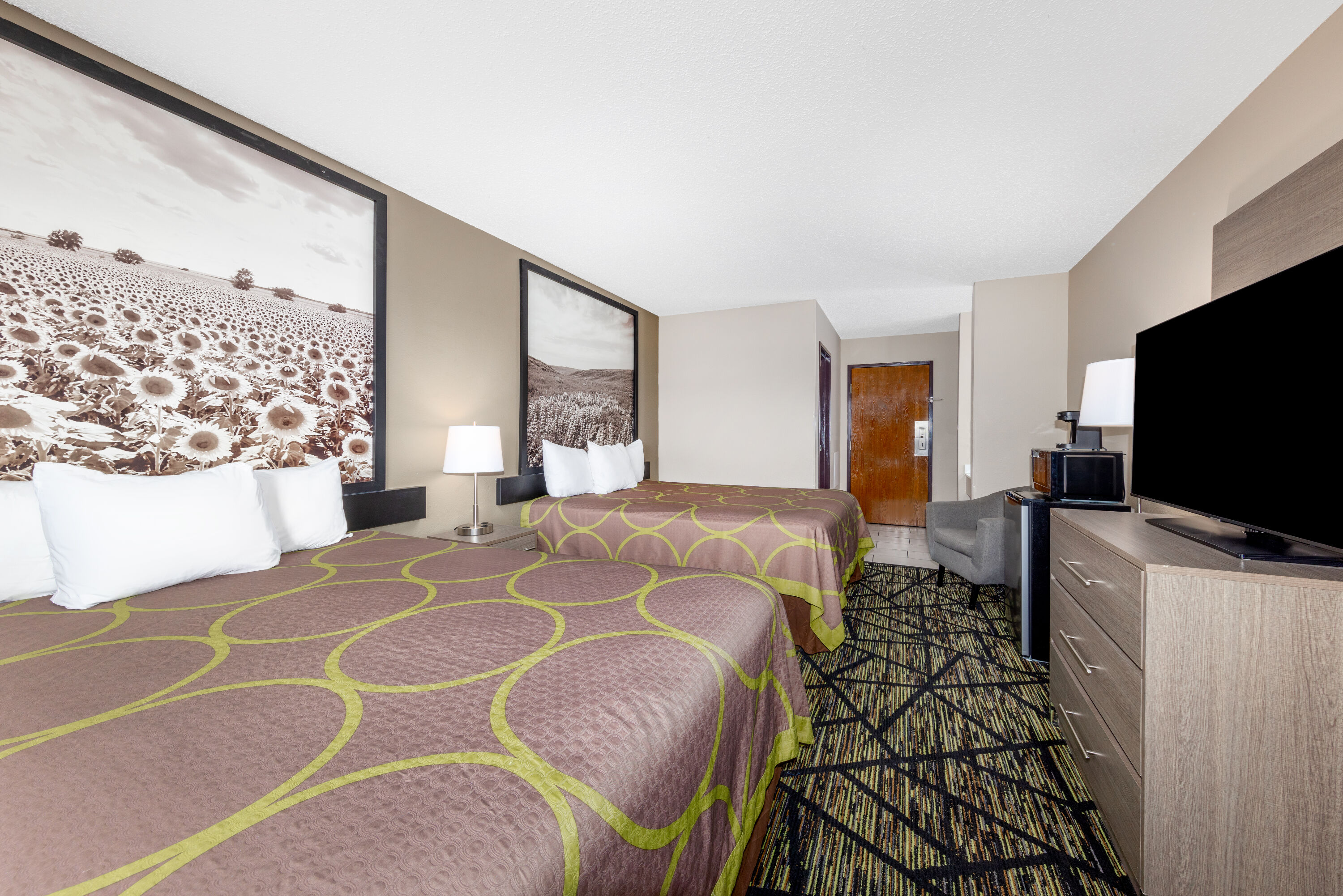 Guest room at the Super 8 by Wyndham Pratt in Pratt, Kansas