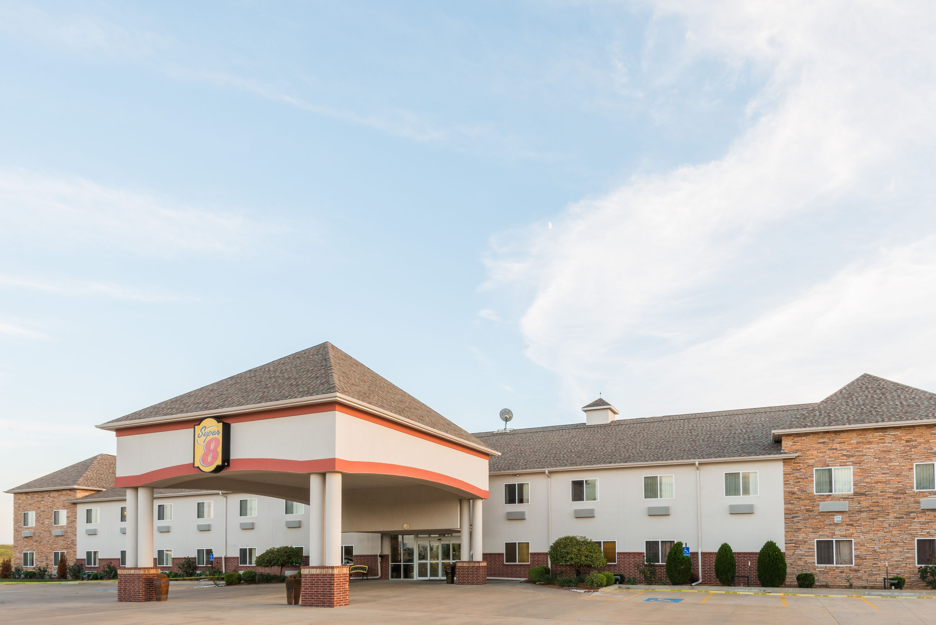 Exterior of Super 8 by Wyndham Salina hotel in Salina, Kansas