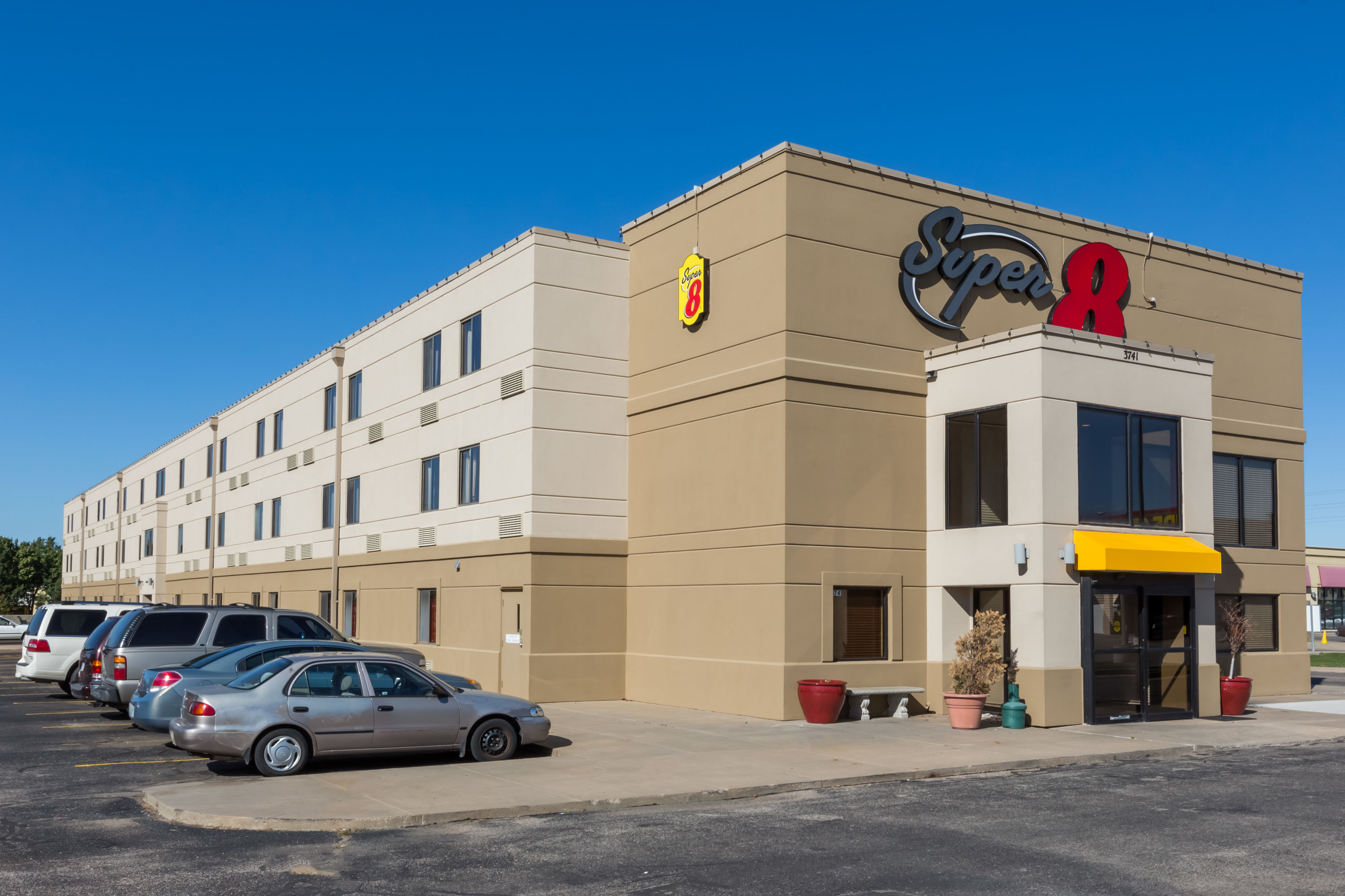 Exterior Day Image of Super 8 by Wyndham Wichita North hotel in Wichita, Kansas