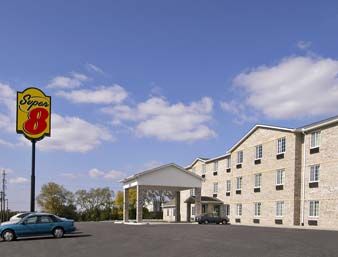 Exterior of Super 8 by Wyndham Bowling Green North hotel in Bowling Green, Kentucky