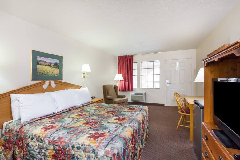 Guest room at the Super 8 Cadiz in Cadiz, Kentucky