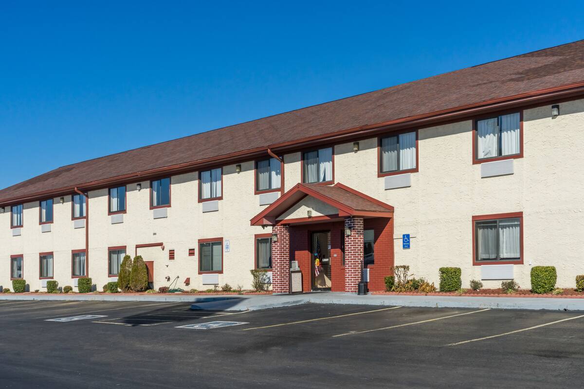 Super 8 Campbellsville Ky Hotels 42718 1563 Super 8 Campbellsville Ky