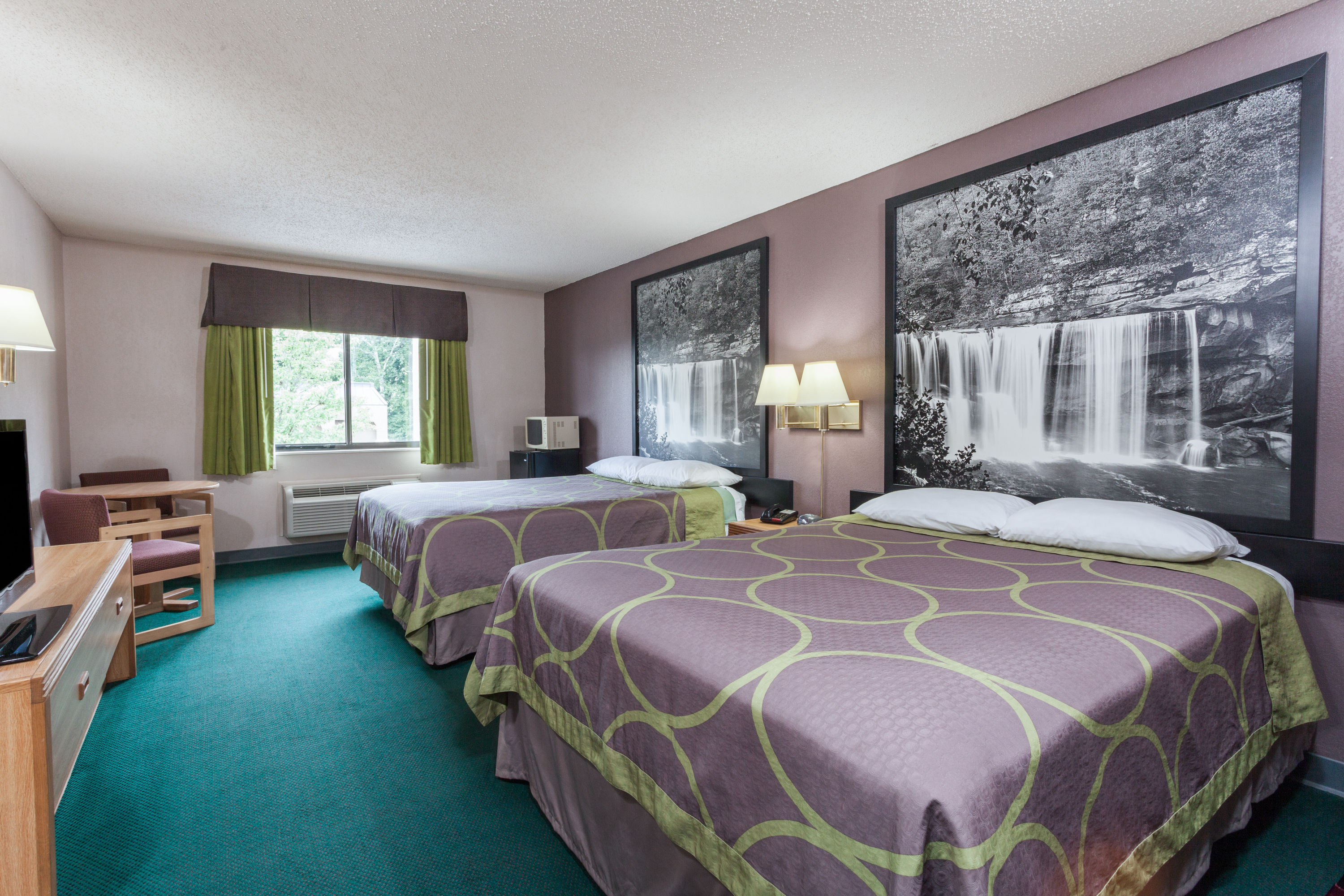 Guest room at the Super 8 by Wyndham Carrollton in Carrollton, Kentucky