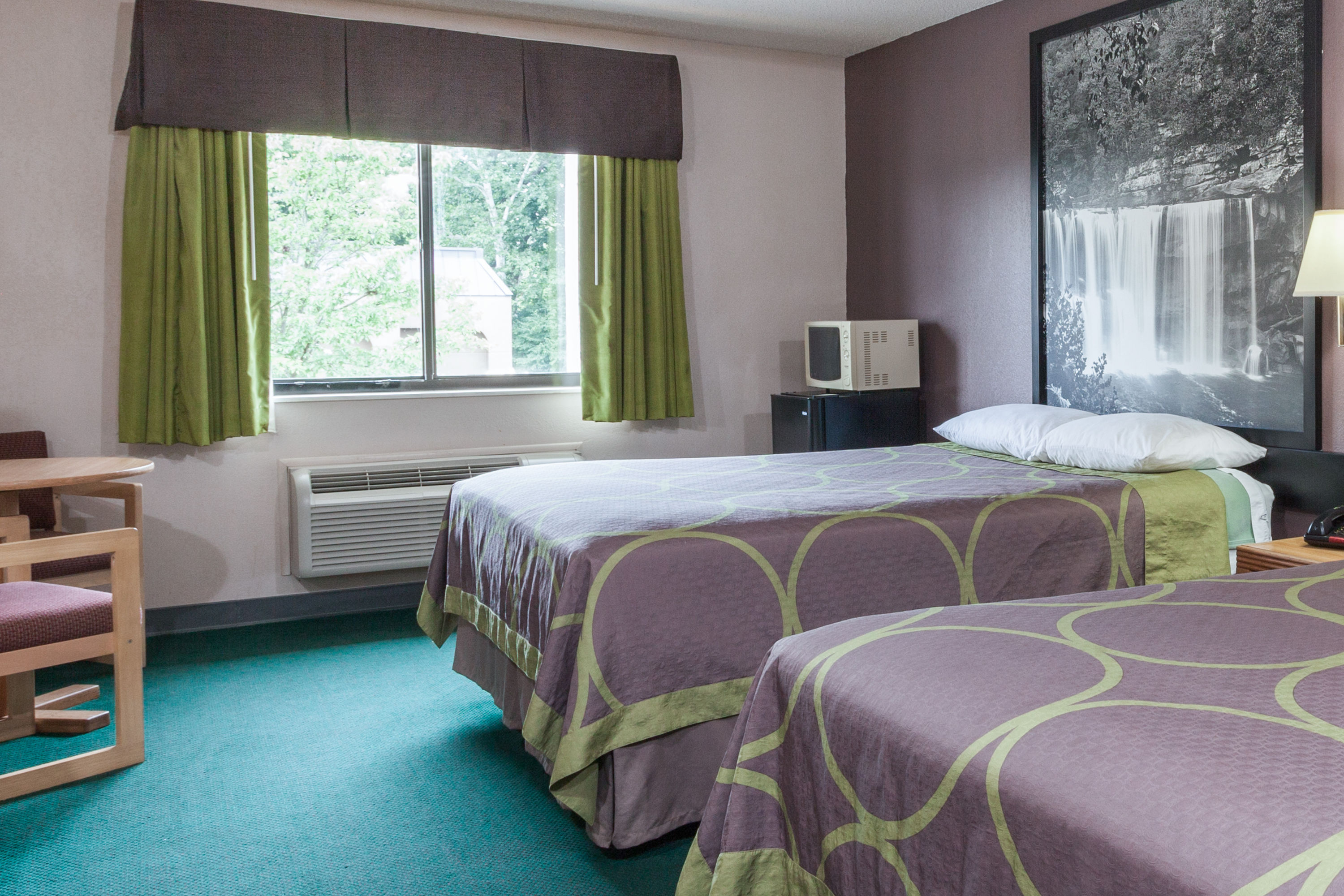 Guest room at the Super 8 by Wyndham Carrollton in Carrollton, Kentucky