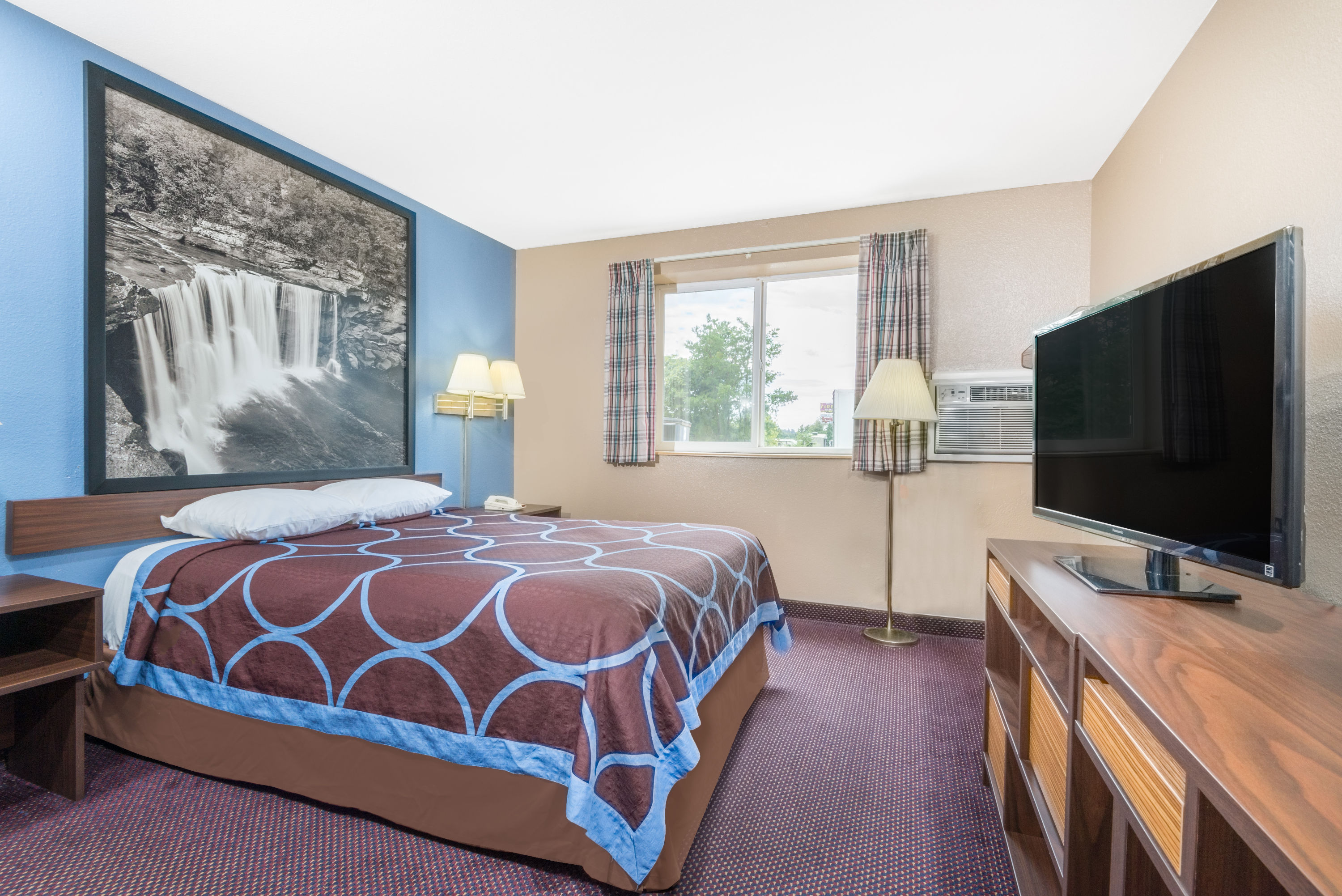 Guest room at the Super 8 by Wyndham Corbin/London KY in Corbin, Kentucky