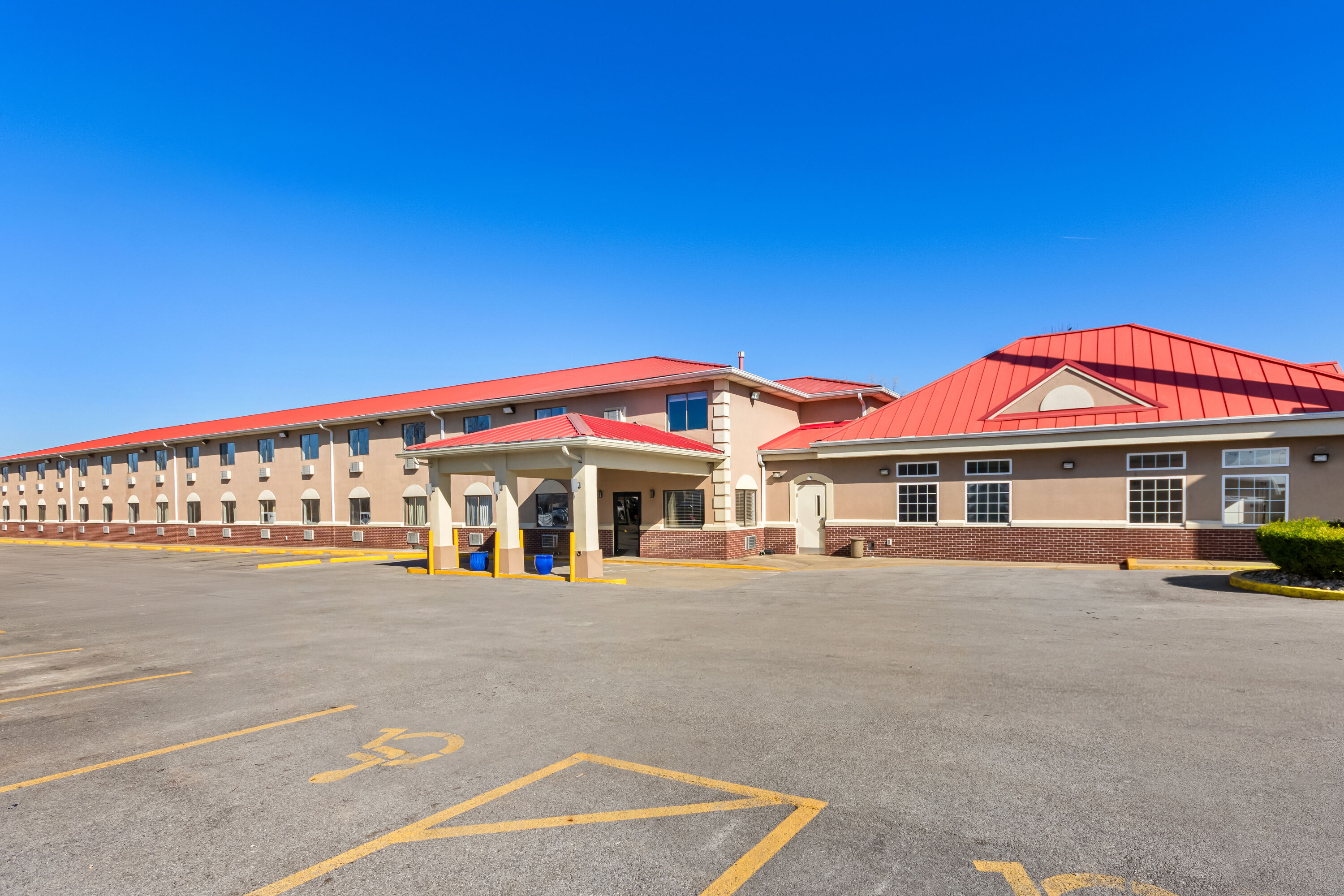 Exterior of Super 8 by Wyndham Elizabethtown hotel in Elizabethtown, Kentucky