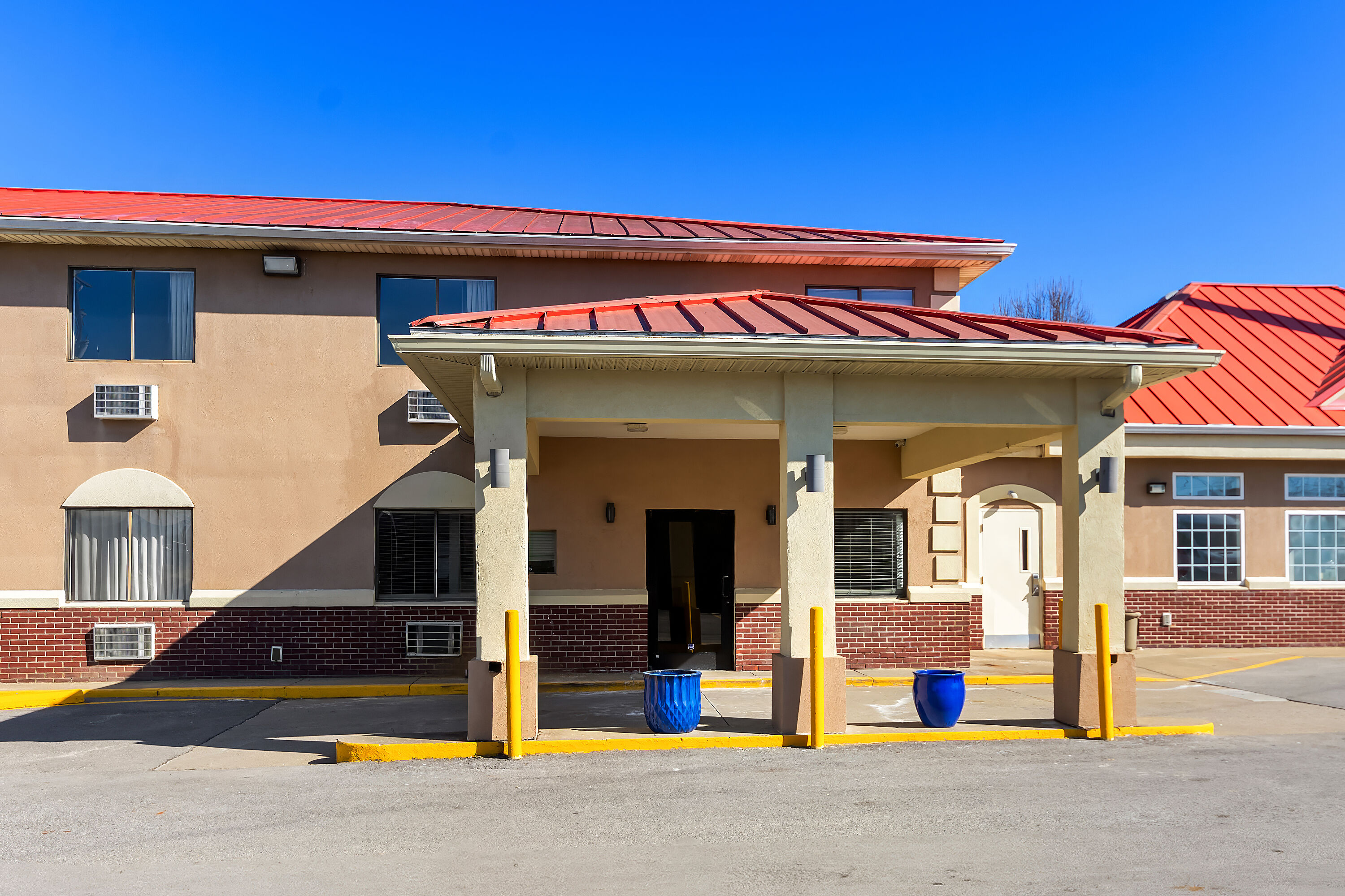 Exterior of Super 8 by Wyndham Elizabethtown hotel in Elizabethtown, Kentucky